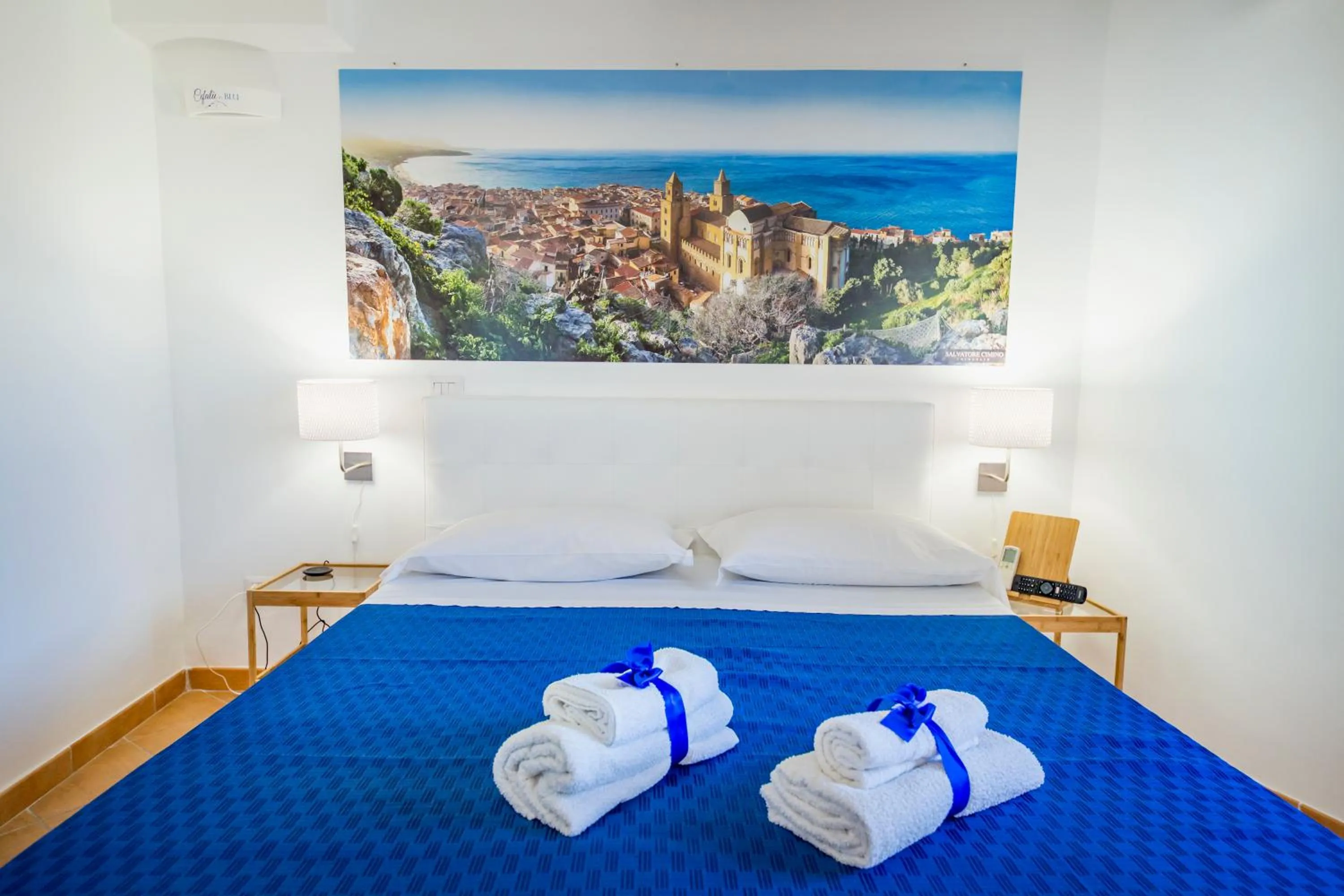 Photo of the whole room, Bed in Cefalu in Blu