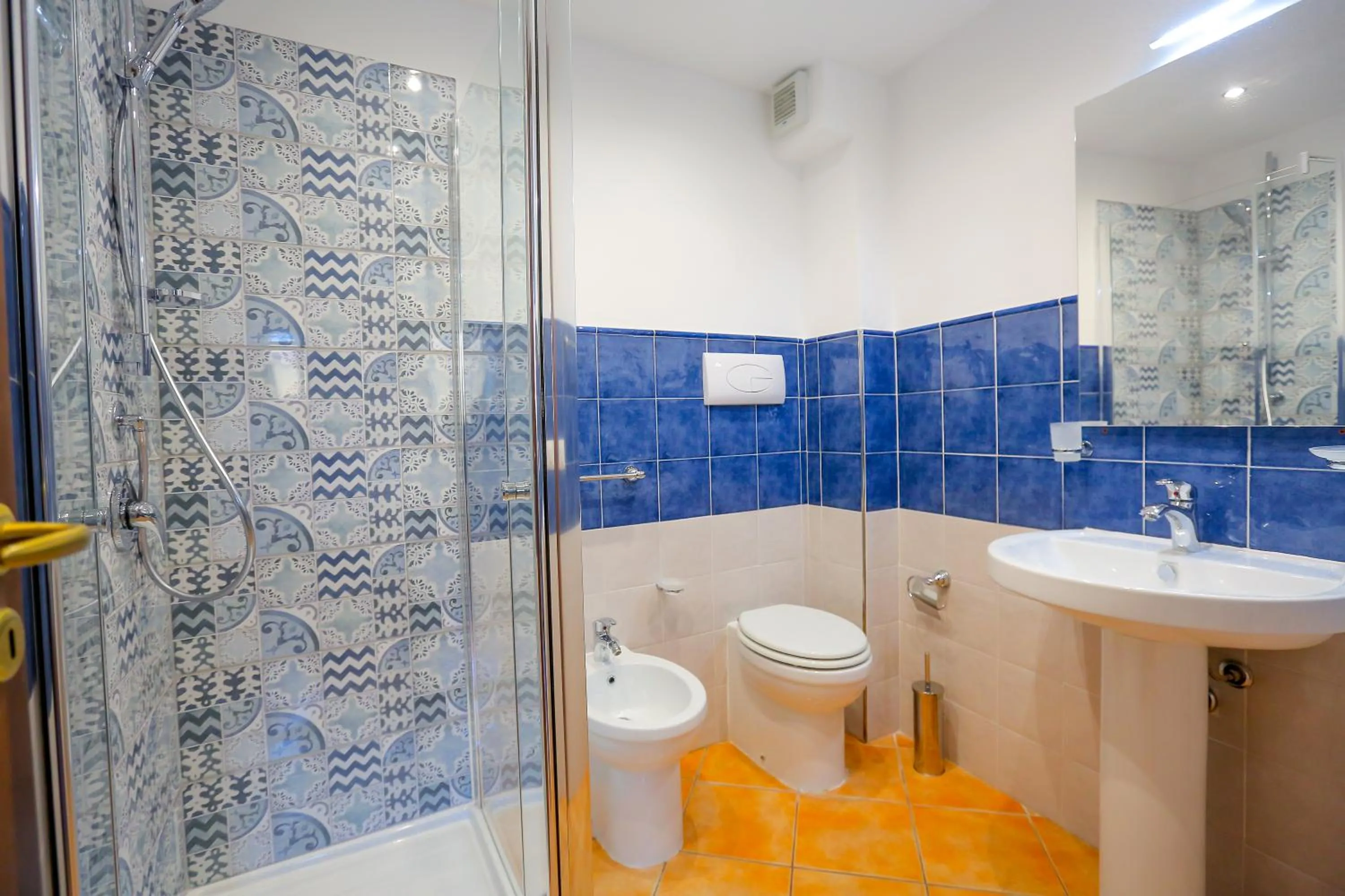 Bathroom in Cefalu in Blu