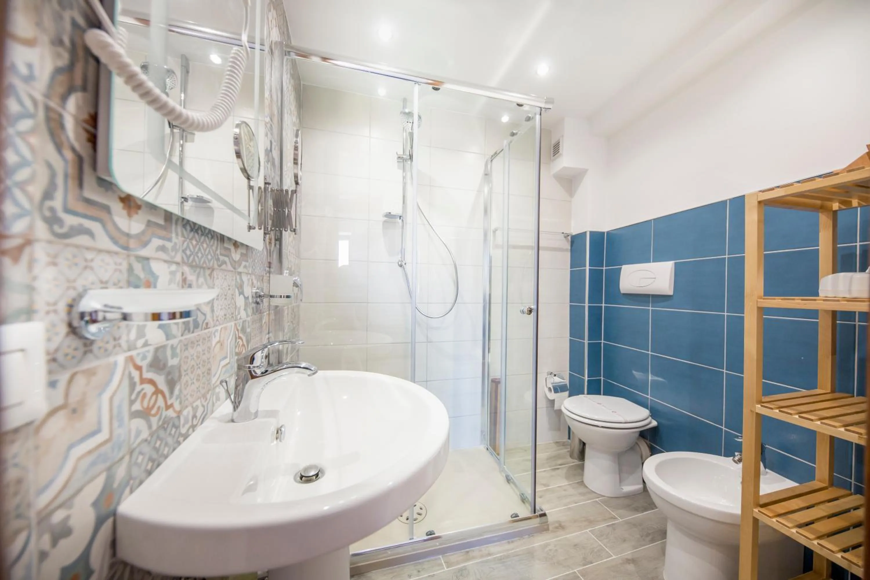 Shower in Cefalu in Blu