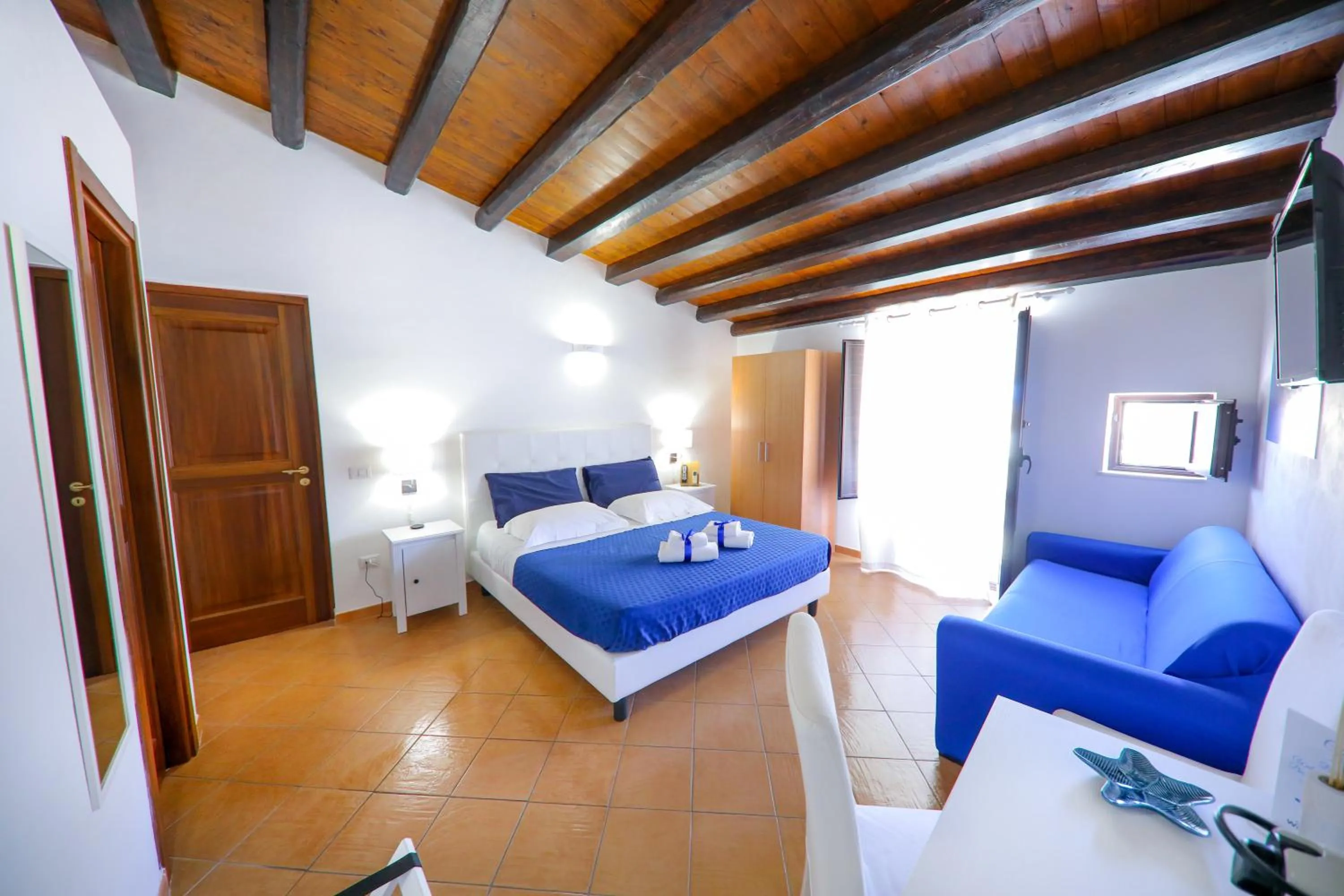 Photo of the whole room, Bed in Cefalu in Blu