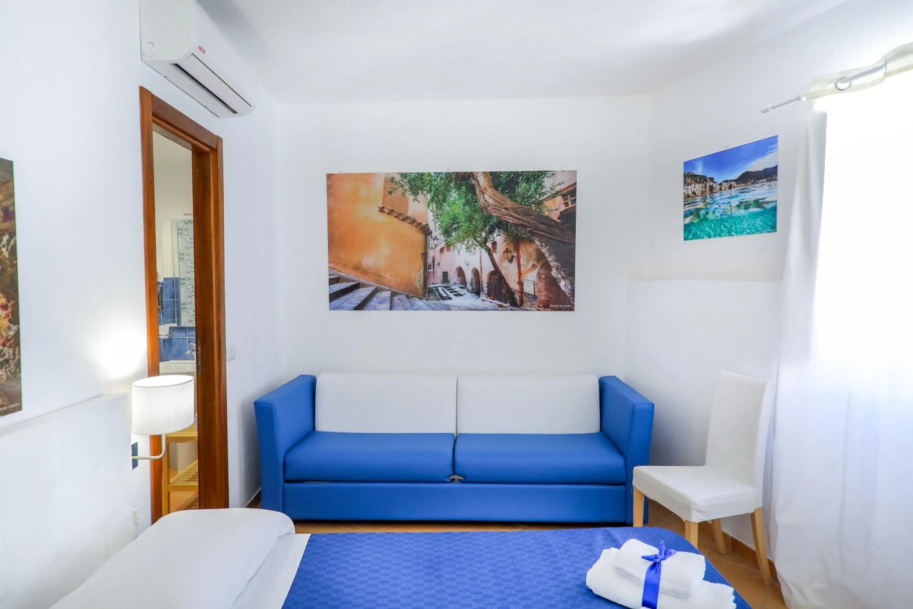 Photo of the whole room in Cefalu in Blu
