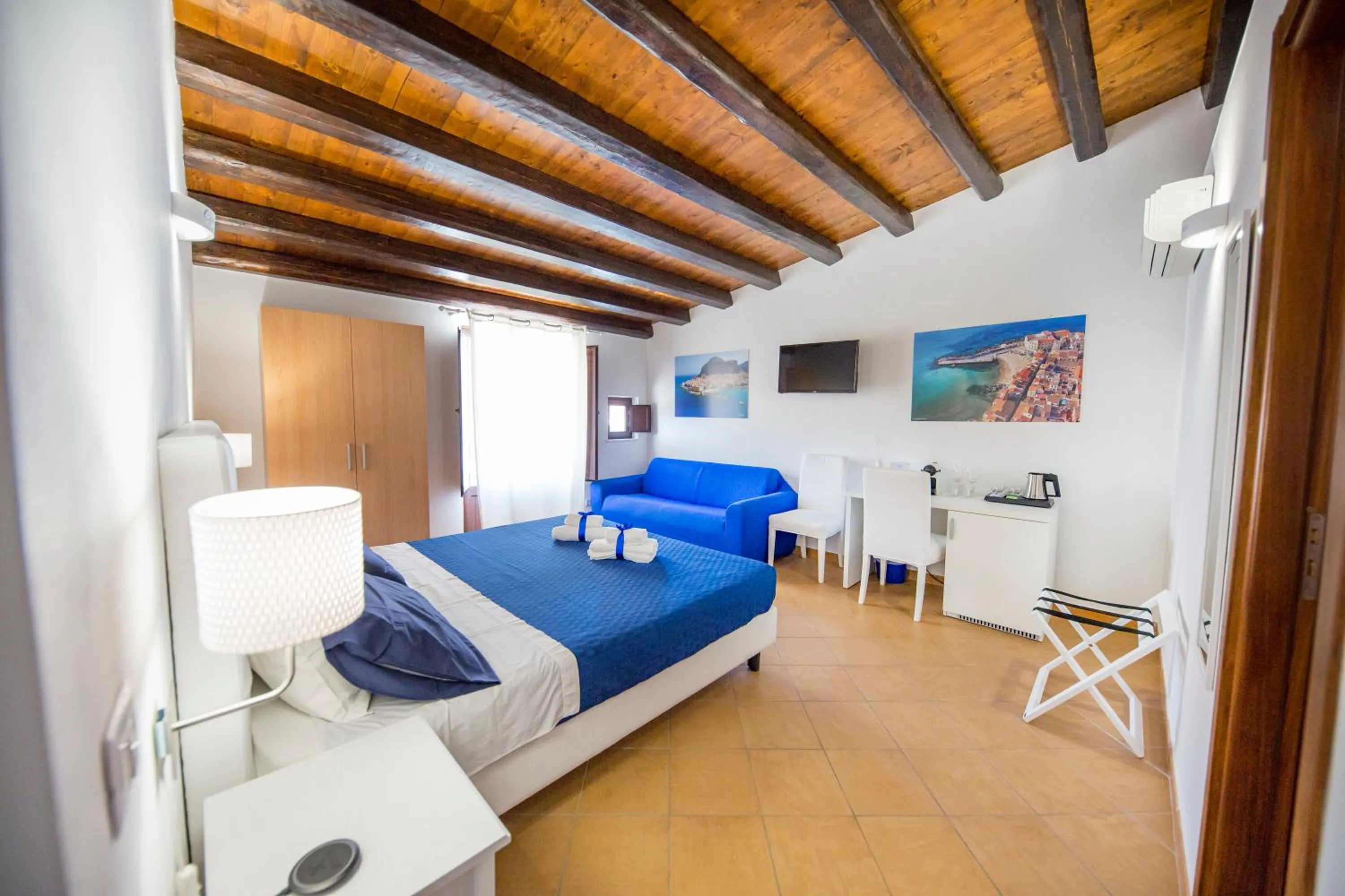 Photo of the whole room, Bed in Cefalu in Blu