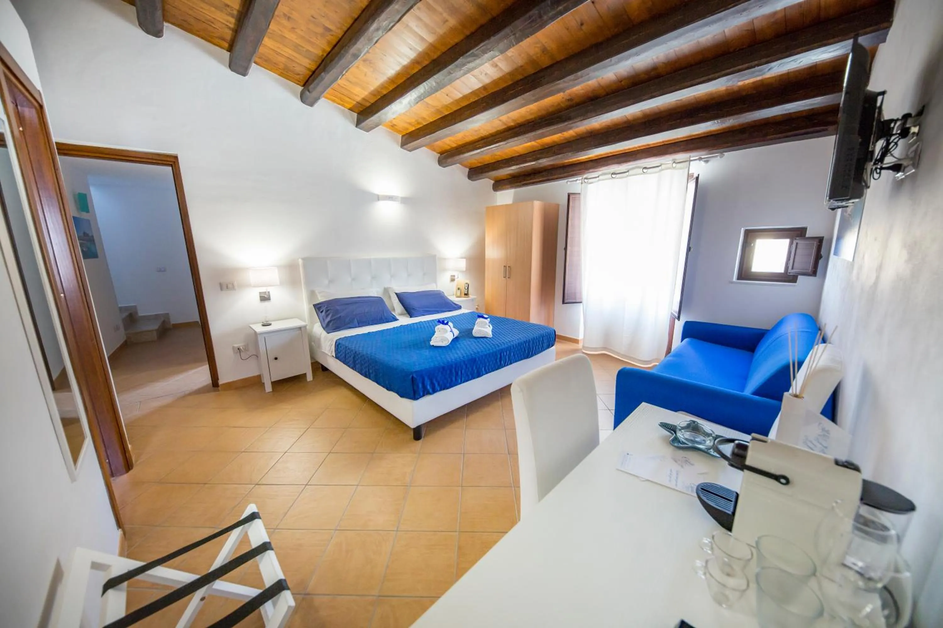 Photo of the whole room, Bed in Cefalu in Blu