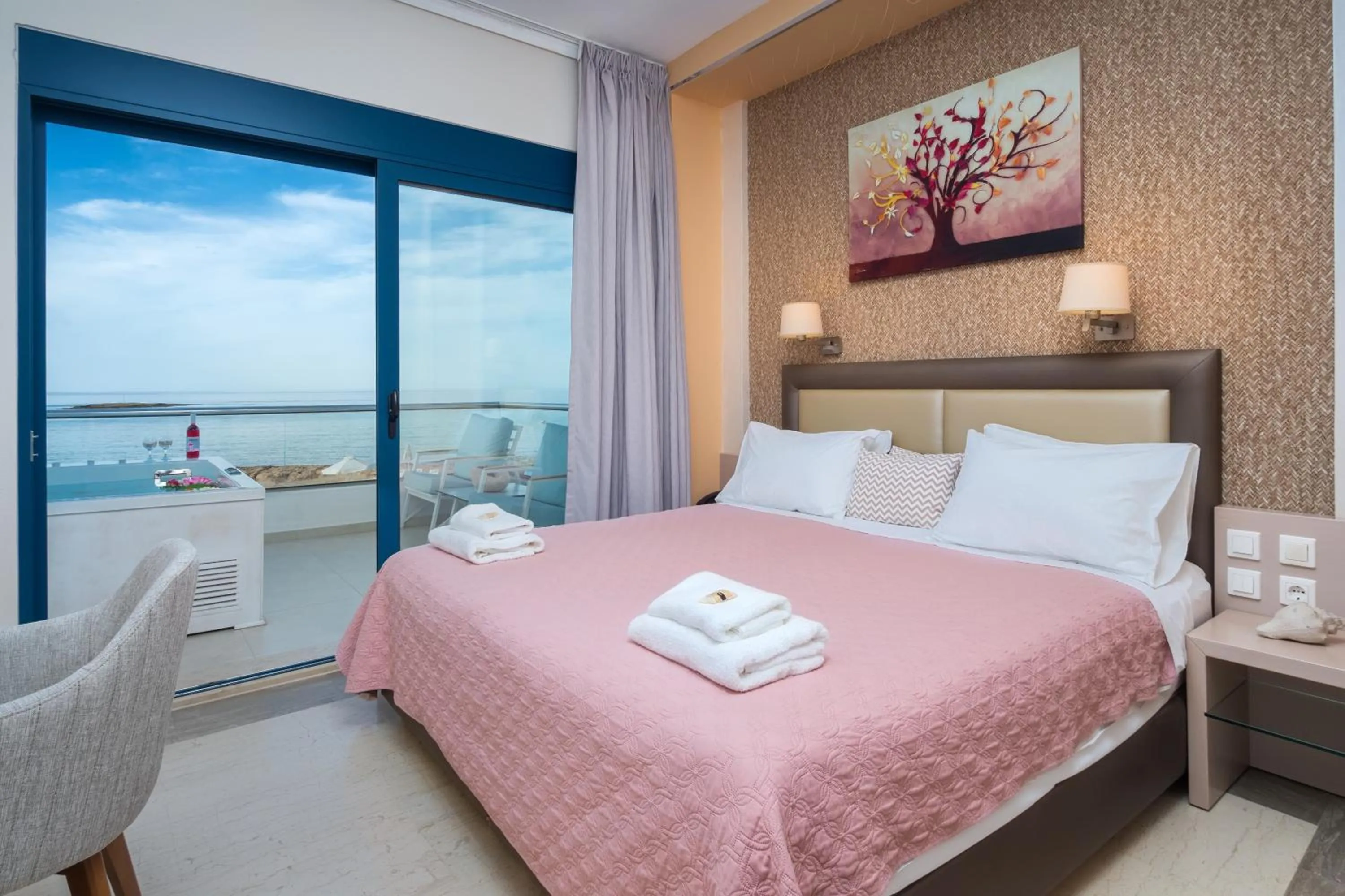 Hot Tub, Bed in Pyrgos Beach Hotel Apartments