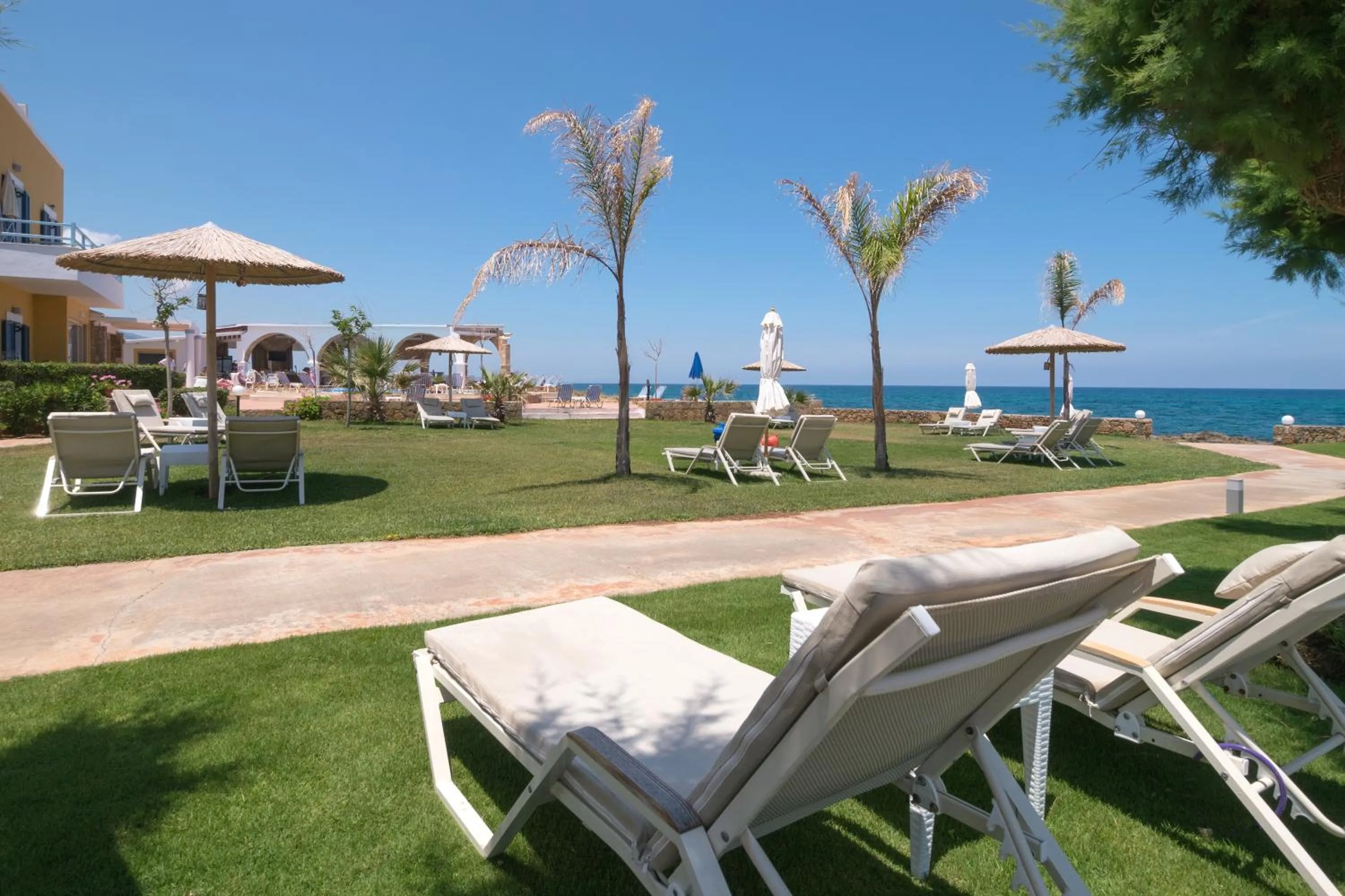 Garden in Pyrgos Beach Hotel Apartments