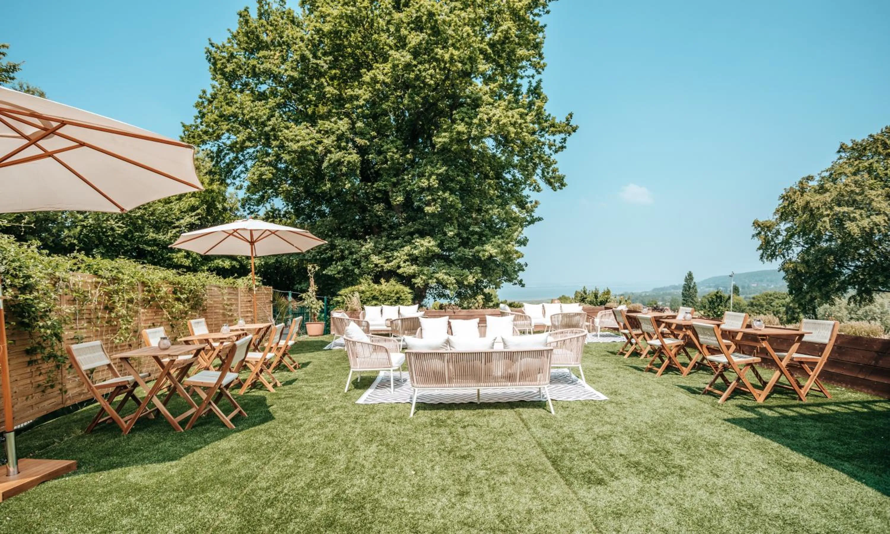 Patio in Hôtel Le Romantica