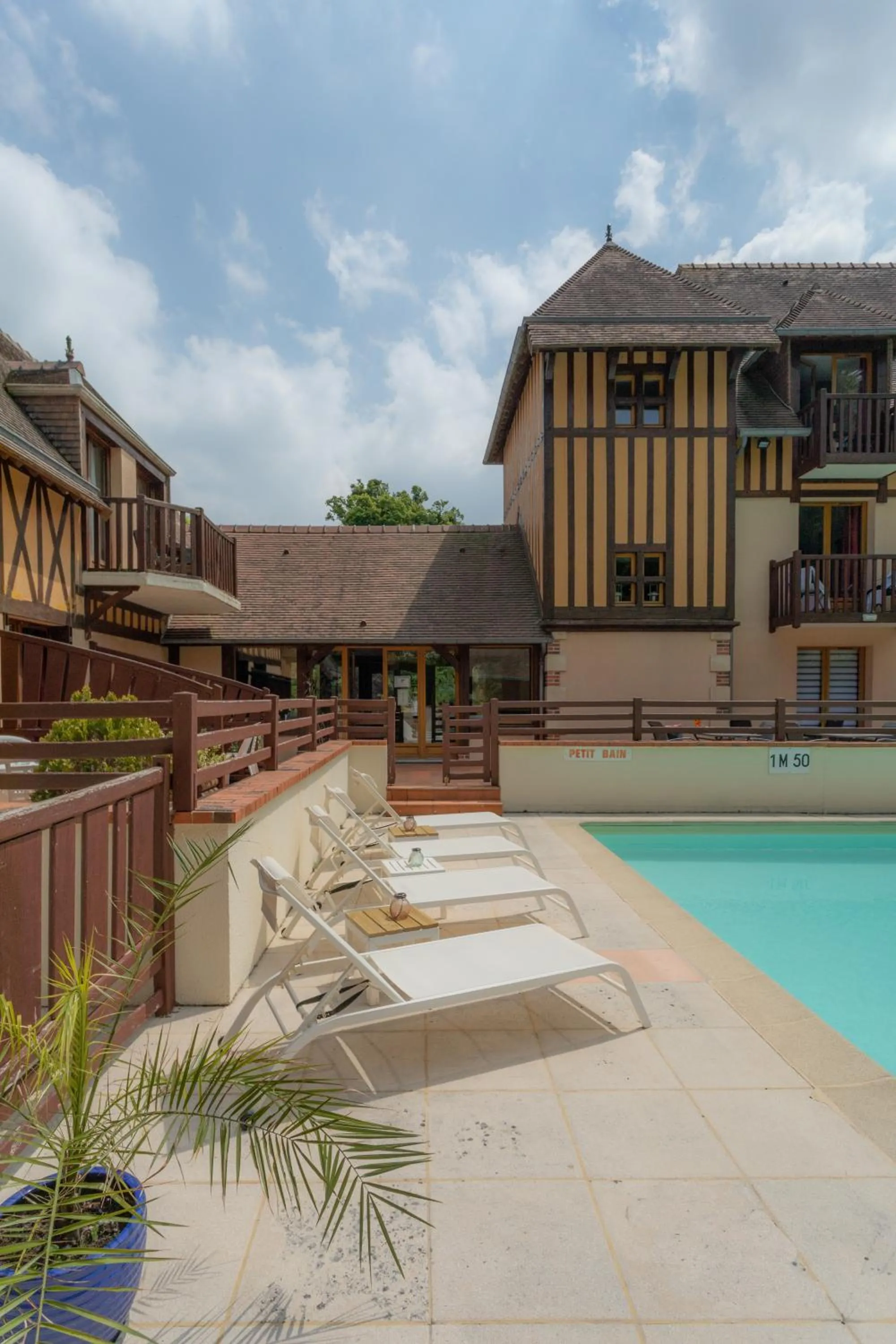 Property building in Hôtel Le Romantica