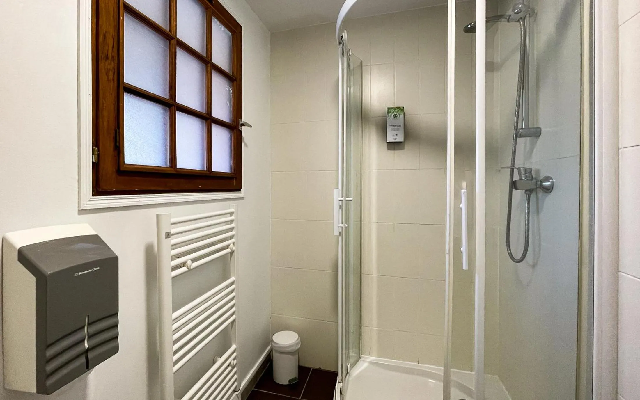 Shower in Hôtel Le Romantica