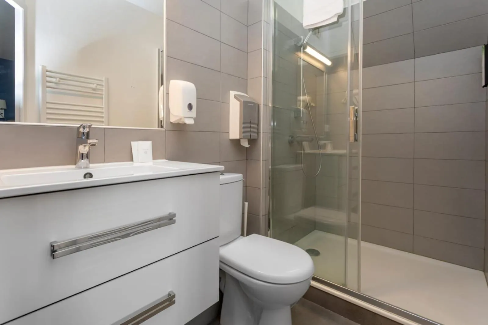 Shower in Hôtel Le Romantica