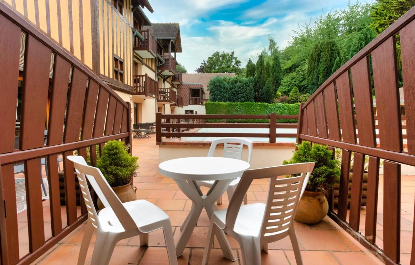 Patio in Hôtel Le Romantica