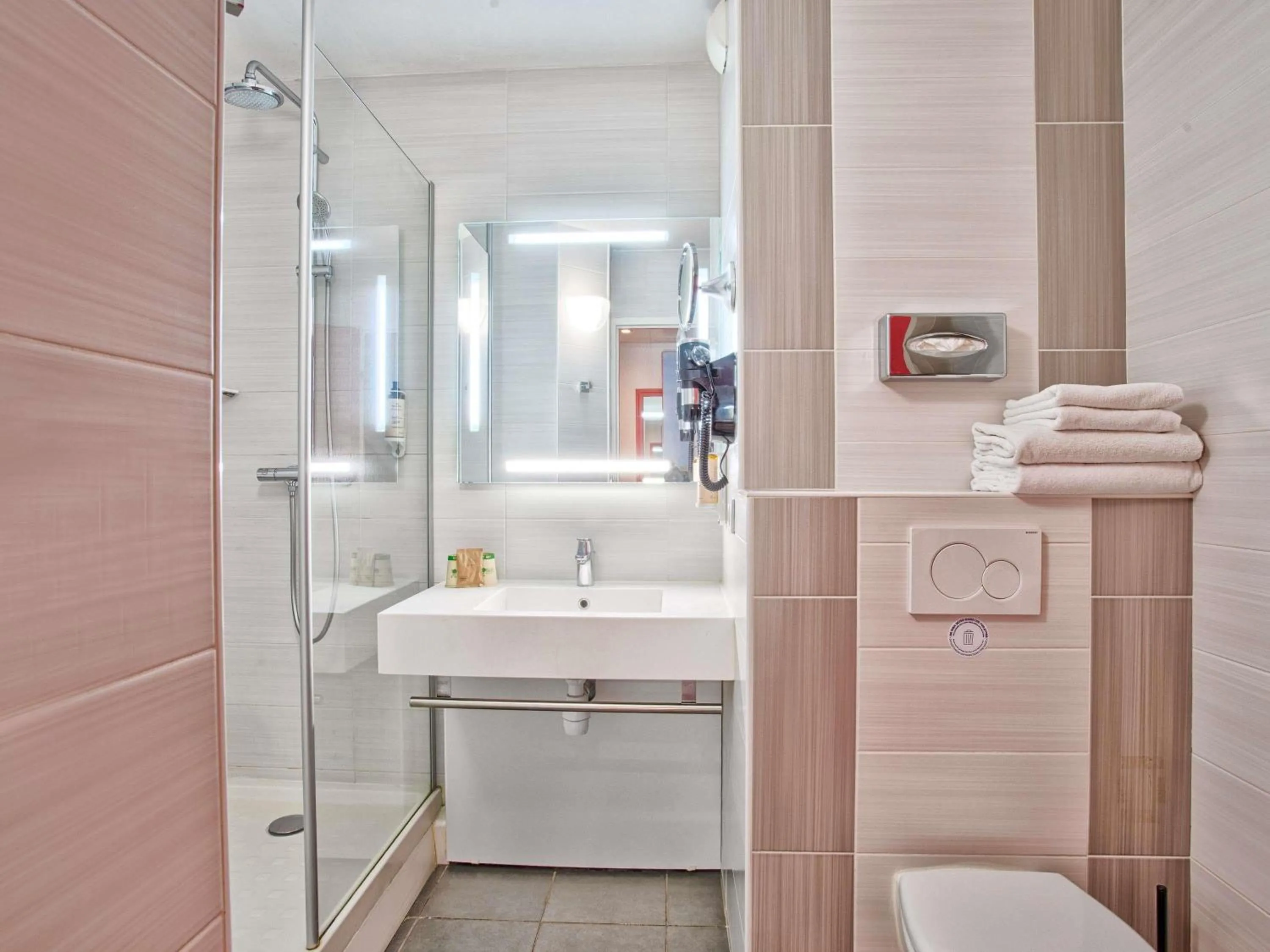 Bedroom in Mercure Trouville Sur Mer