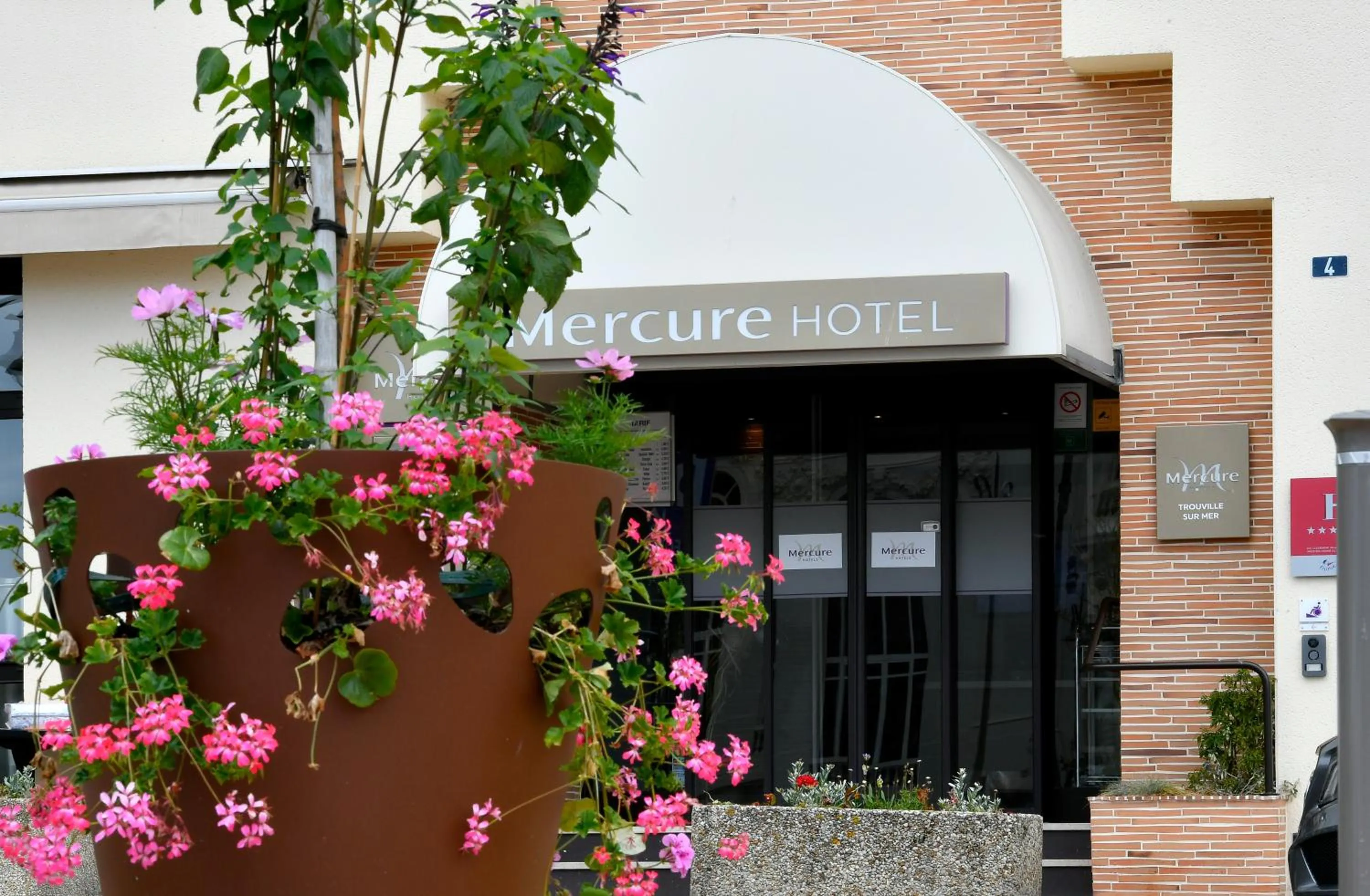 Facade/entrance in Mercure Trouville Sur Mer