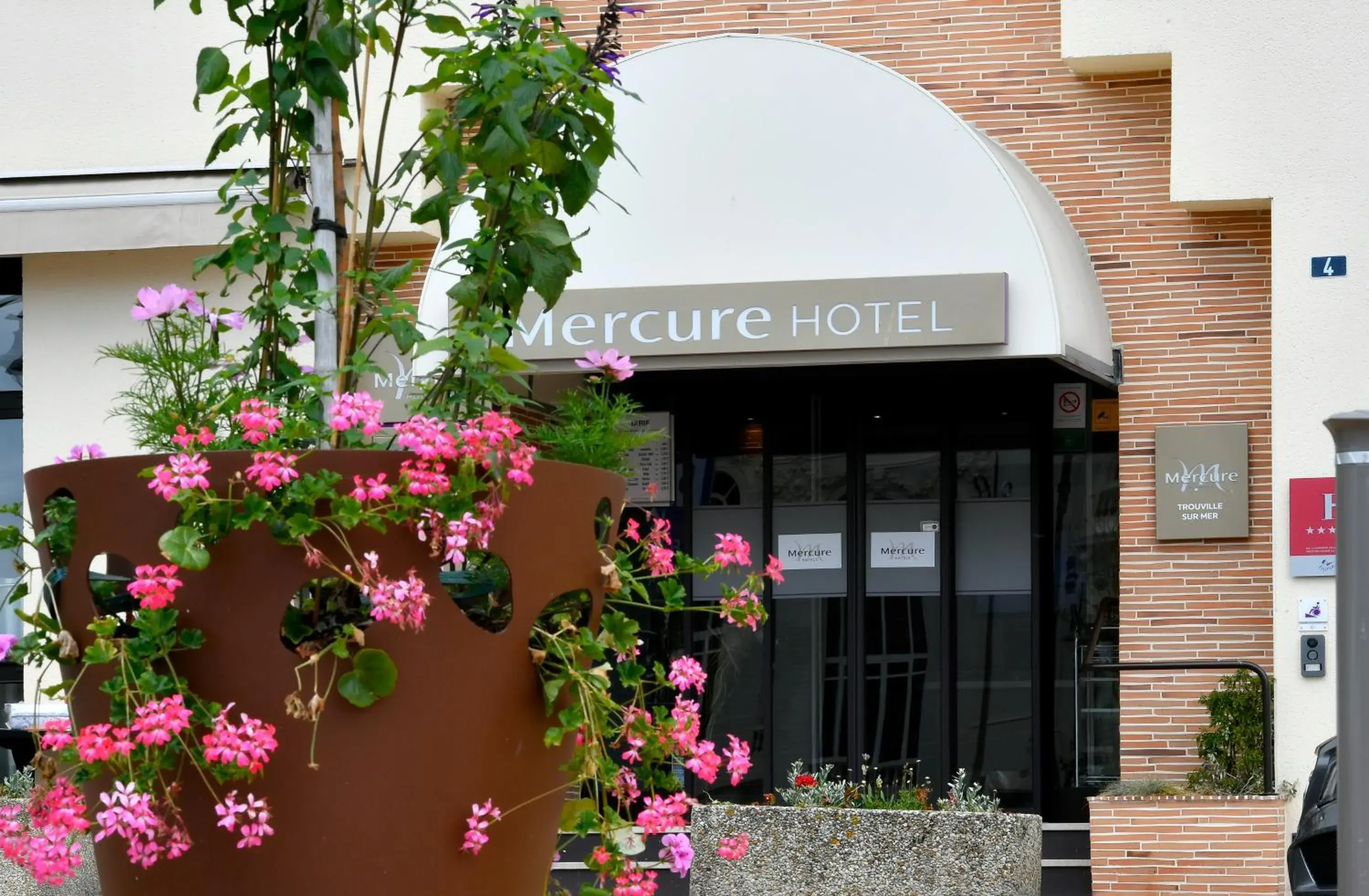 Facade/entrance in Mercure Trouville Sur Mer Facade/entrance in Mercure Trouville Sur Mer