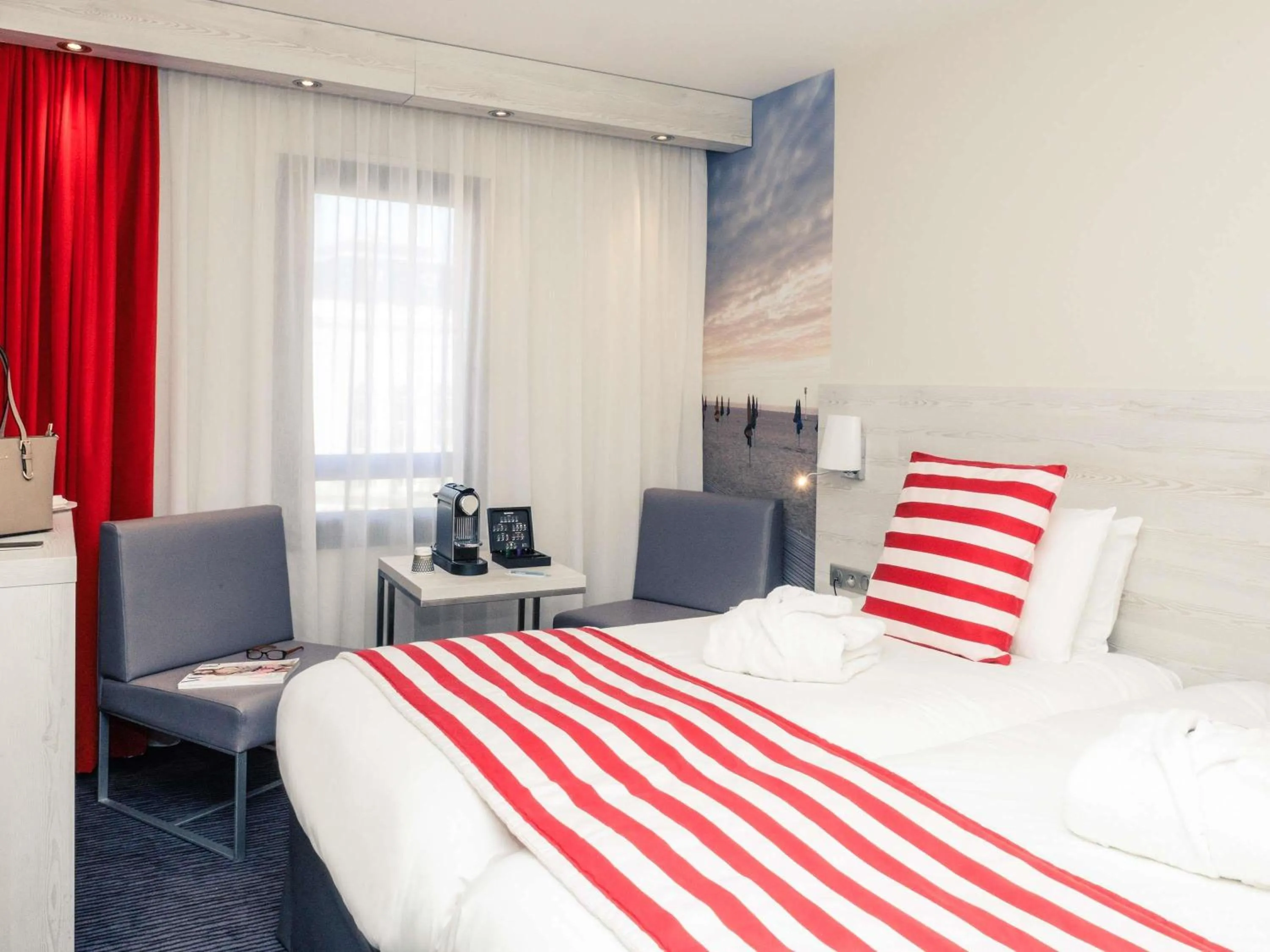 Bedroom, Bed in Mercure Trouville Sur Mer