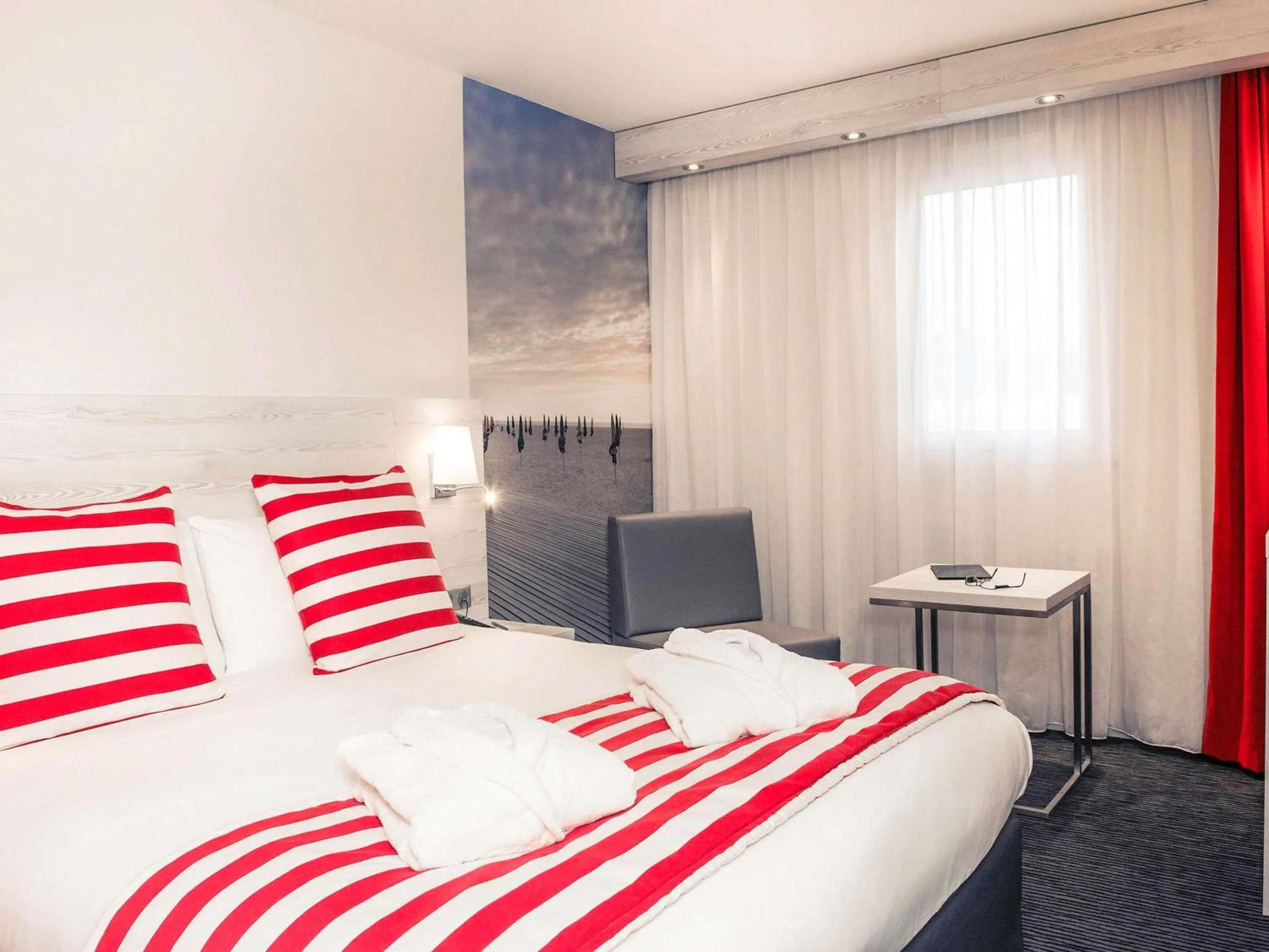 Bedroom, Bed in Mercure Trouville Sur Mer