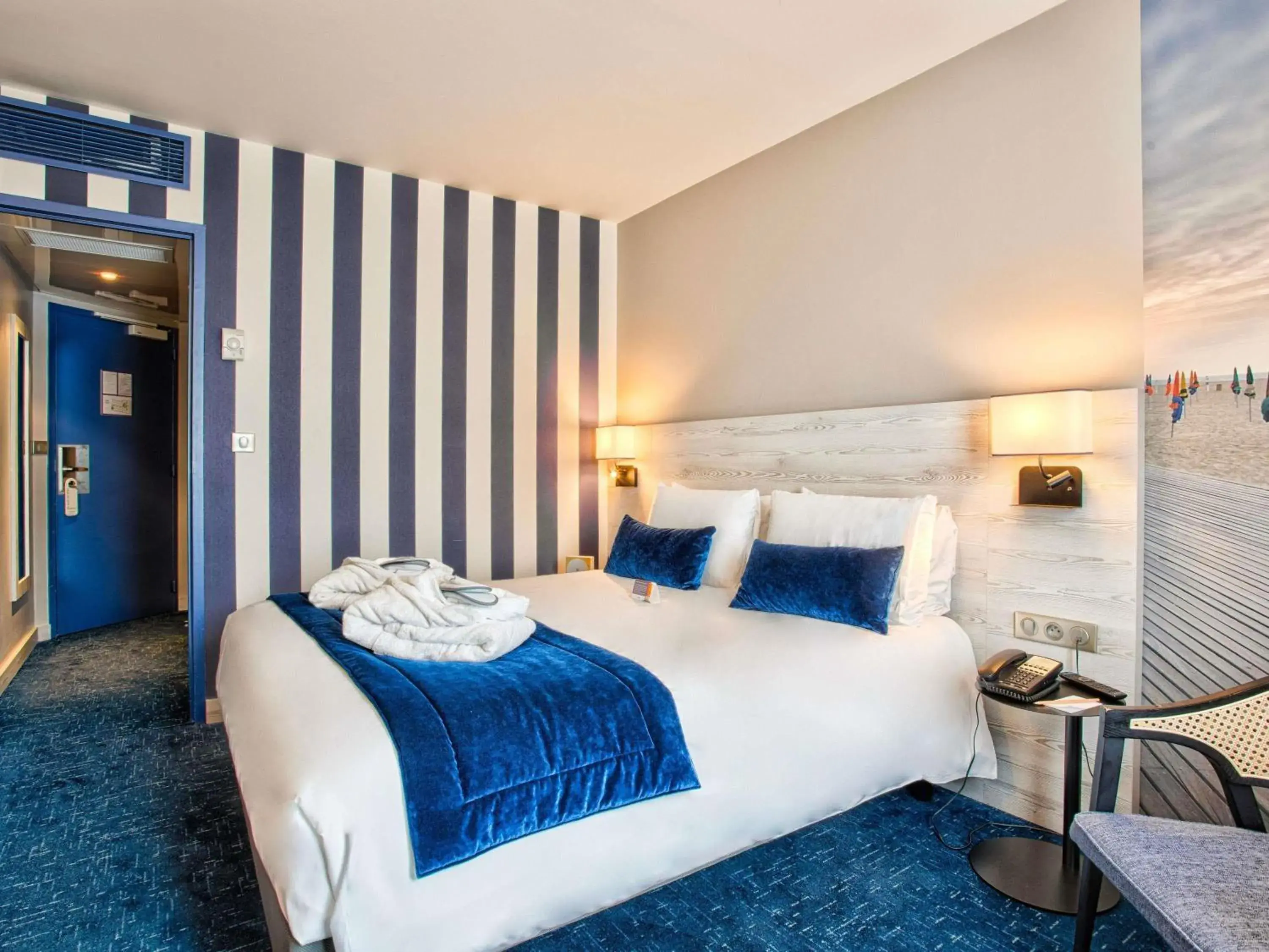 Bedroom, Bed in Mercure Trouville Sur Mer Bedroom, Bed in Mercure Trouville Sur Mer