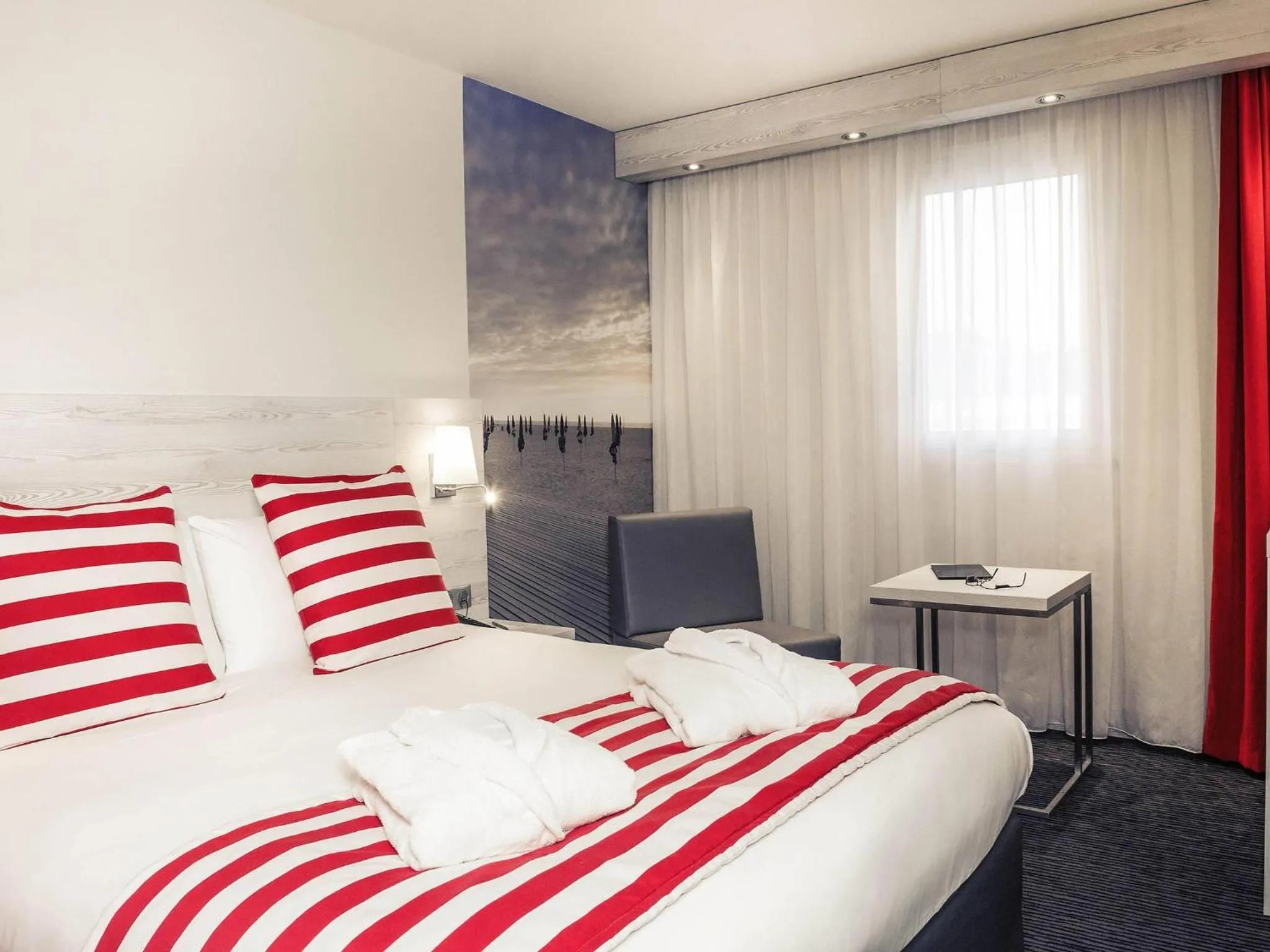 Bedroom, Bed in Mercure Trouville Sur Mer