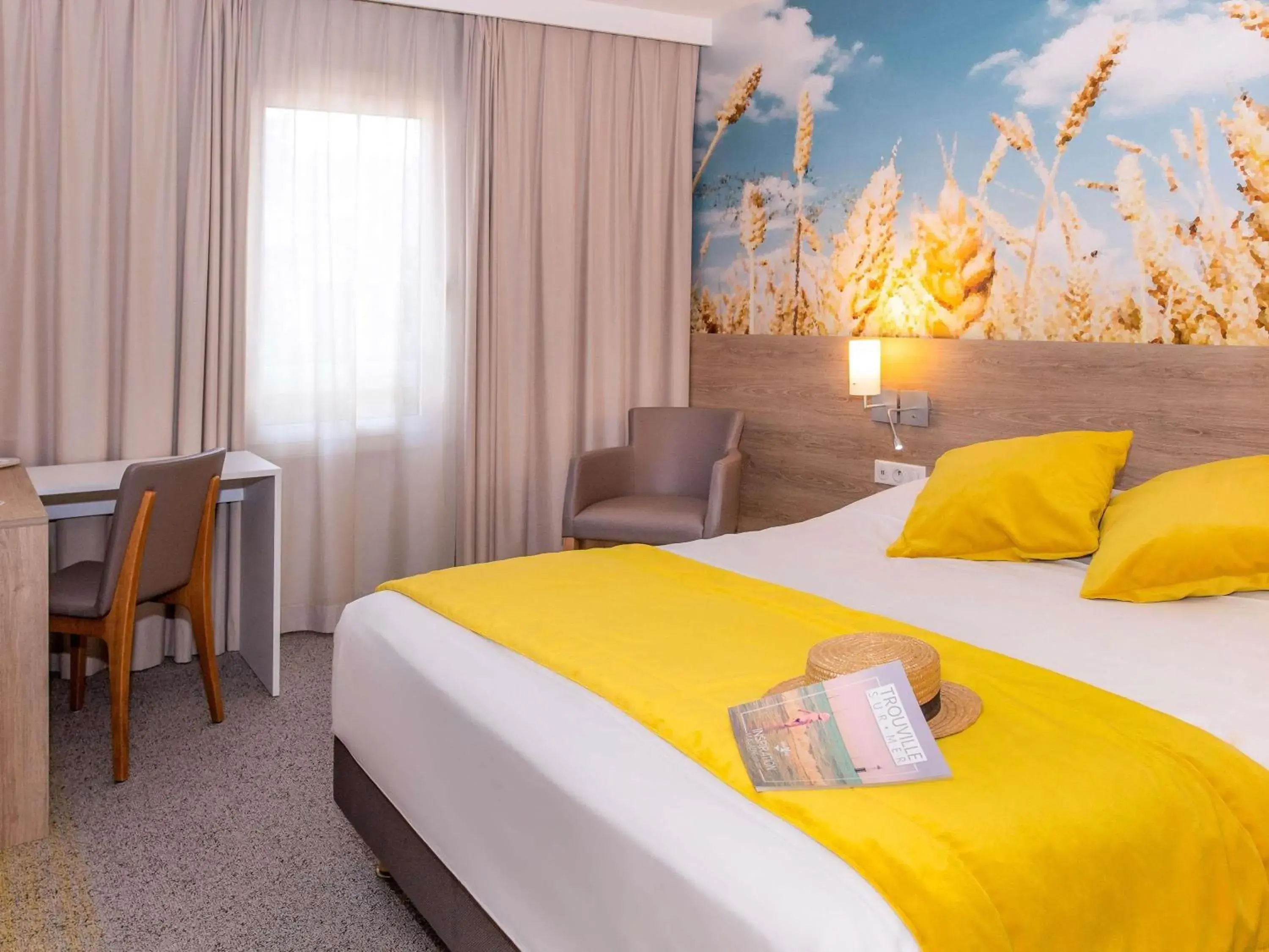 Property building, Bed in Mercure Trouville Sur Mer Property building, Bed in Mercure Trouville Sur Mer