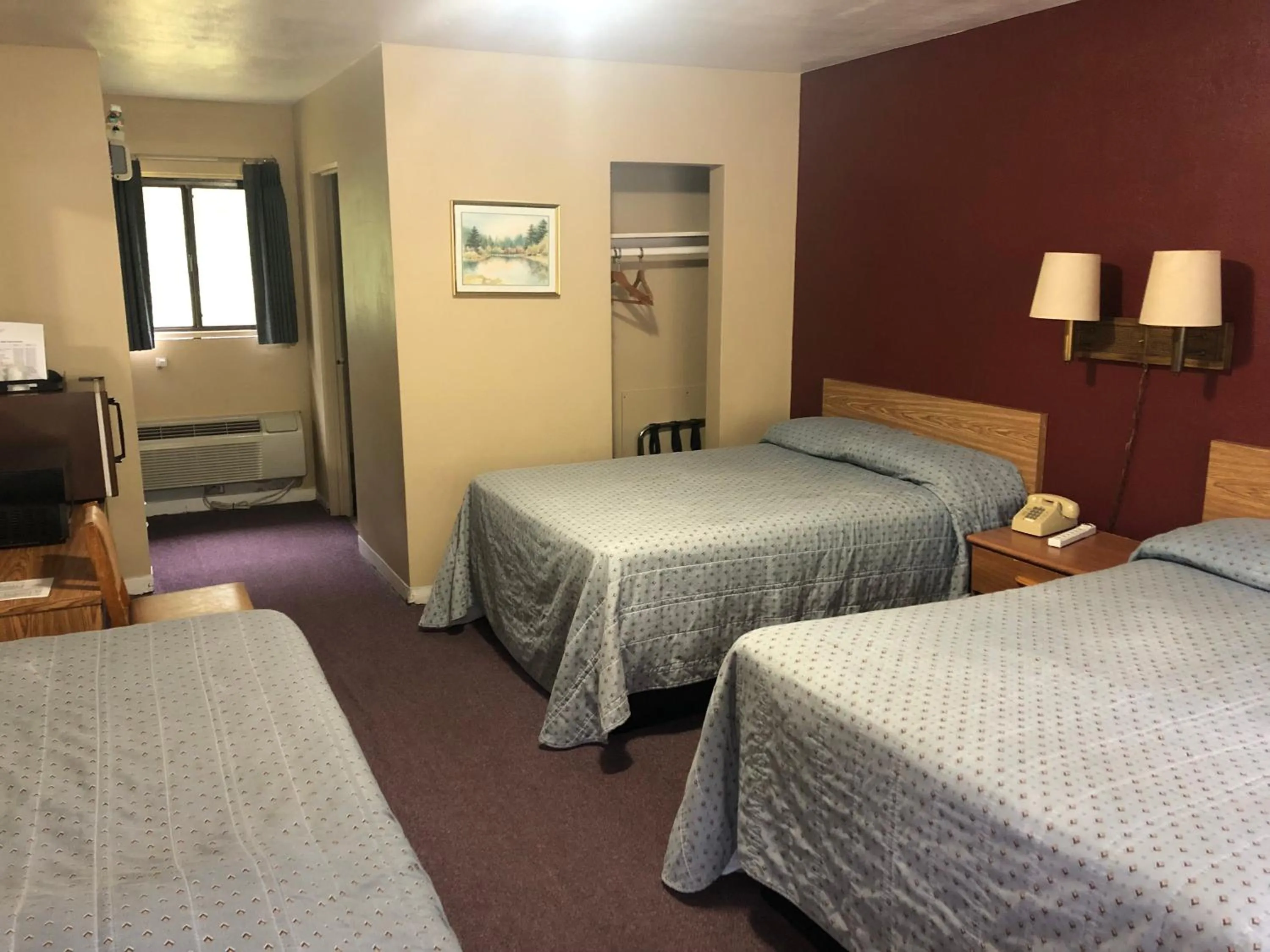 Bed in Laurel Park Inn