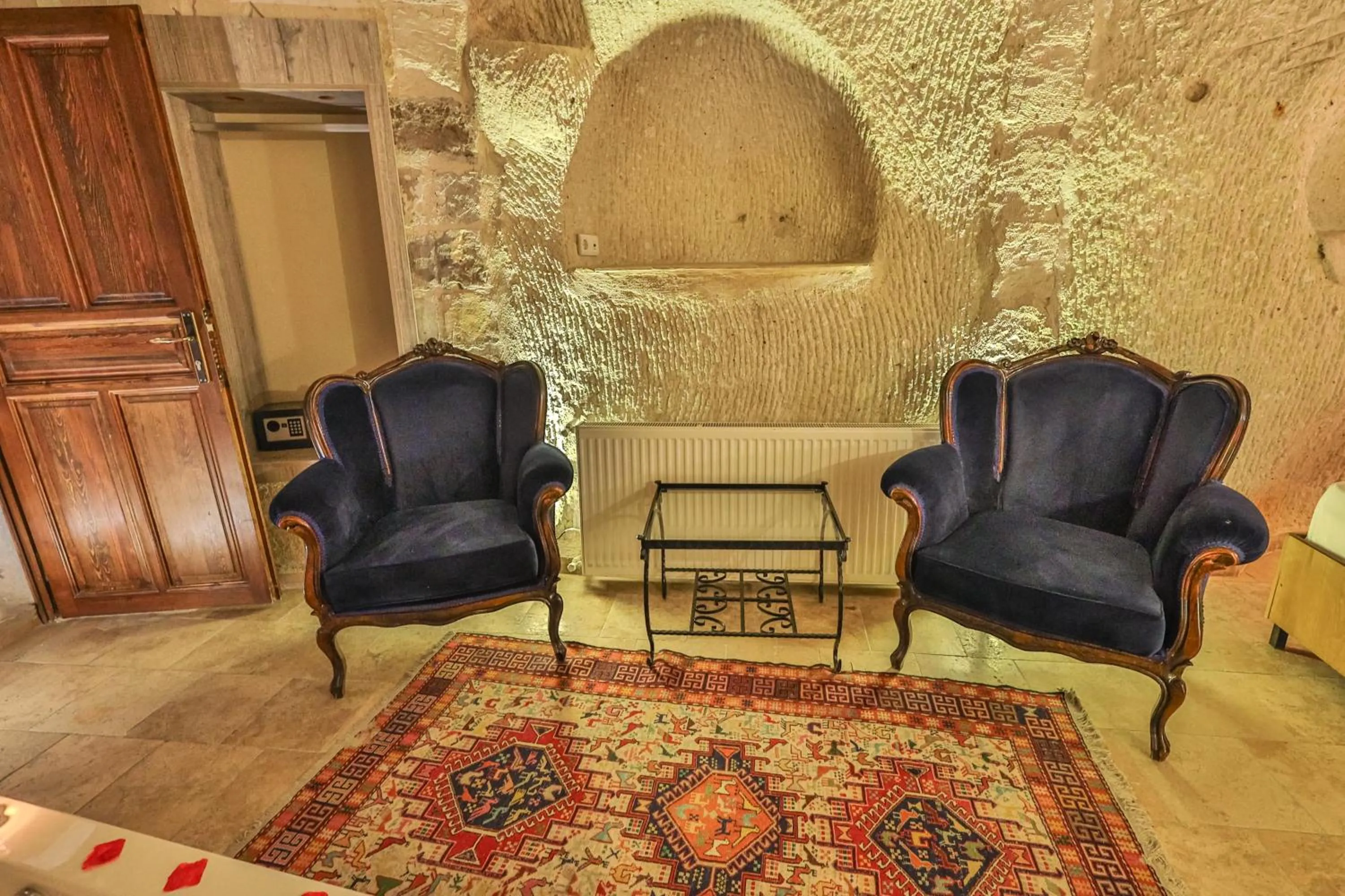 Living room in Bedrock Cave Hotel