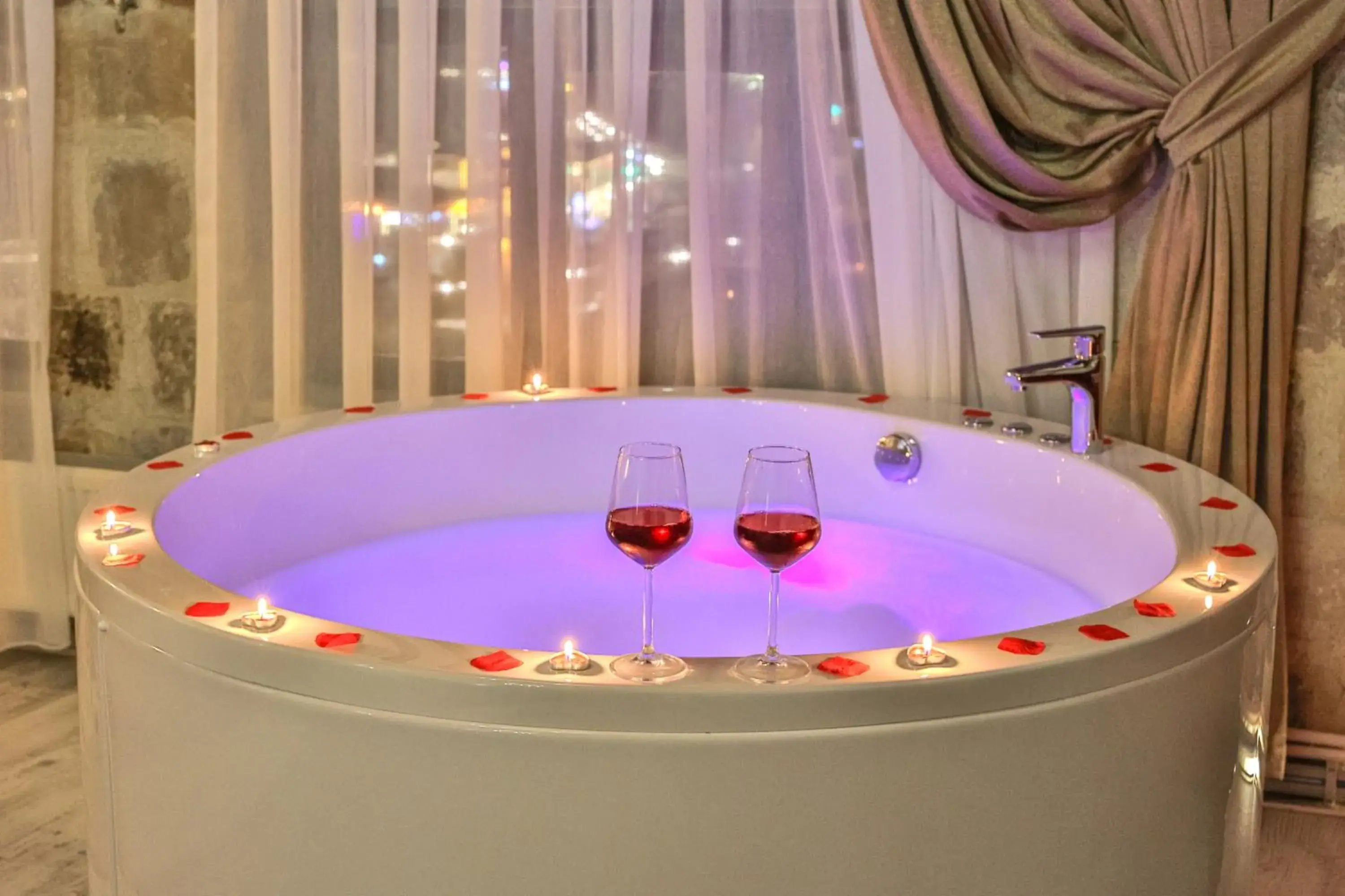 111 KING SUITE in Bedrock Cave Hotel 111 KING SUITE in Bedrock Cave Hotel