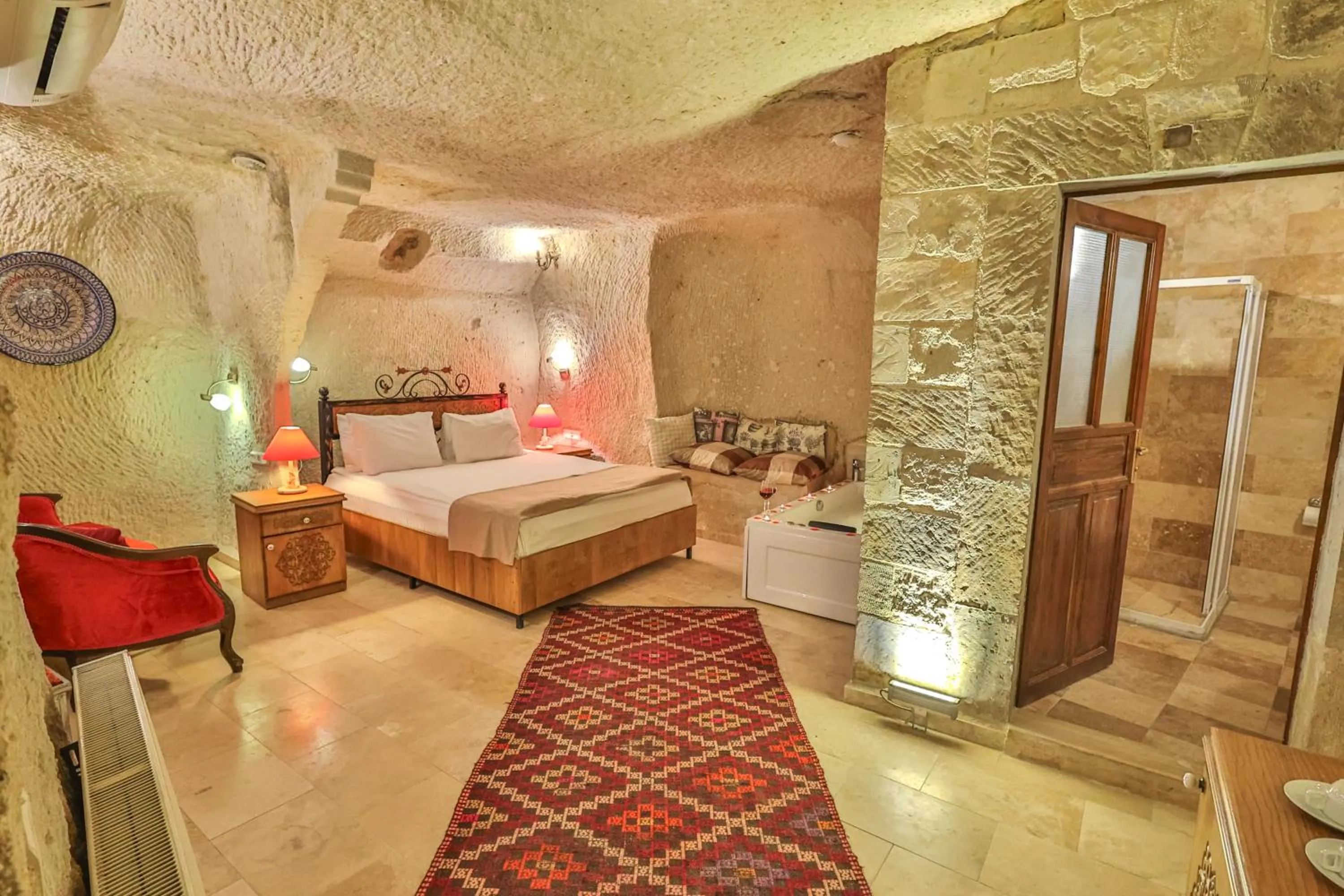 Bathroom, Bed in Bedrock Cave Hotel