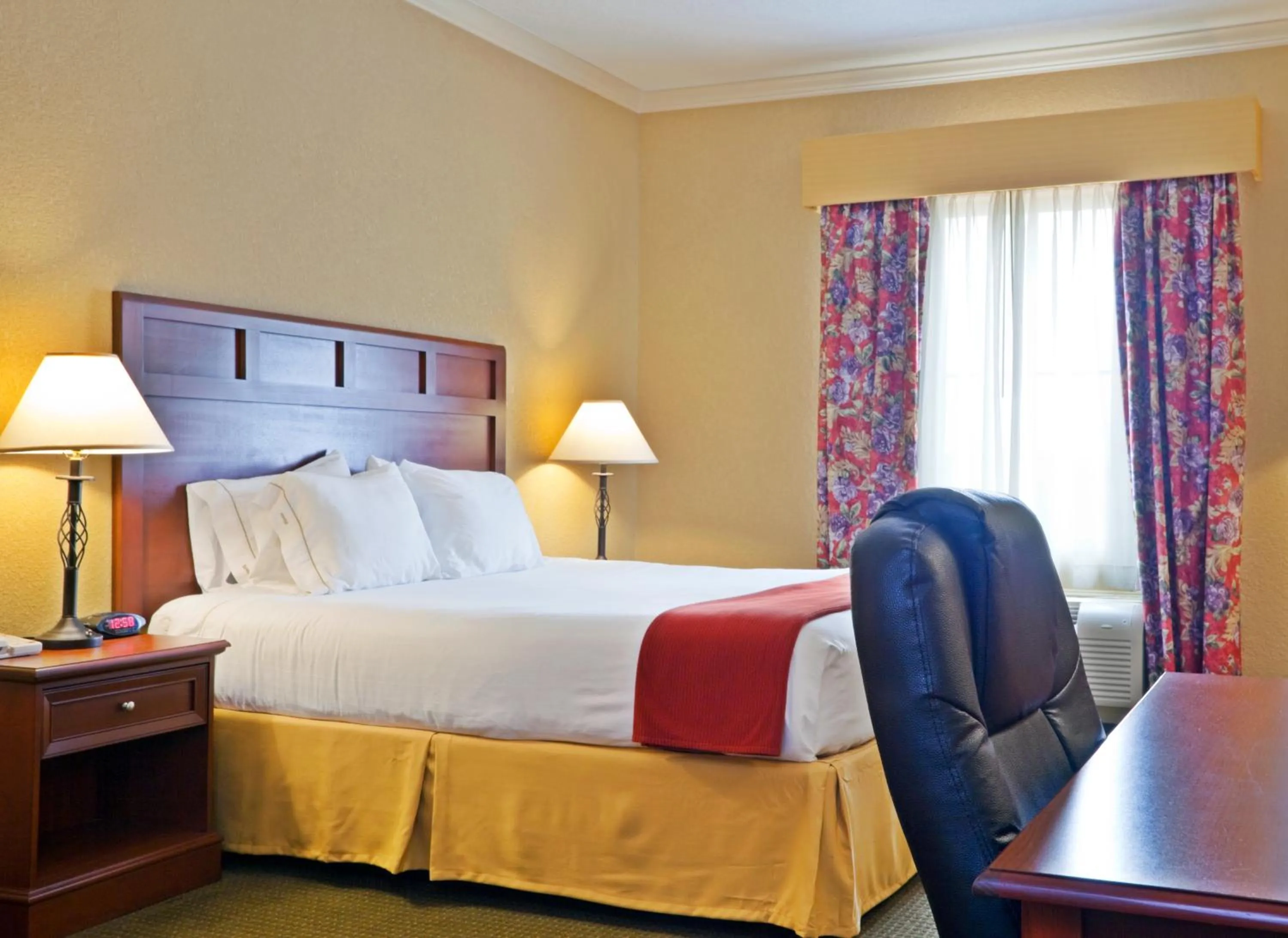 Bedroom, Bed in Holiday Inn Express of Salado-Belton by IHG