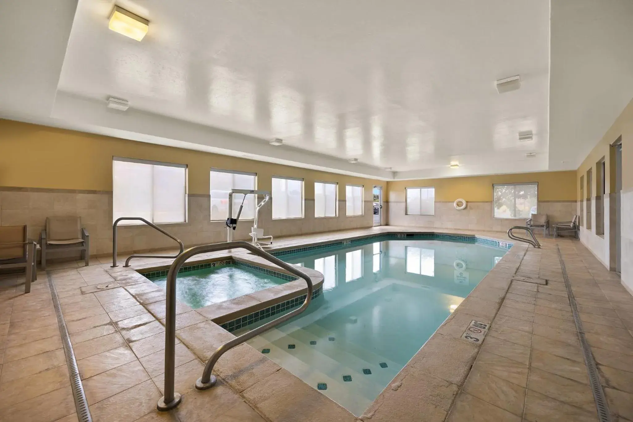 Swimming pool in Holiday Inn Express Hotel & Suites Limon I-70/Exit 359 by IHG Swimming pool in Holiday Inn Express Hotel & Suites Limon I-70/Exit 359 by IHG