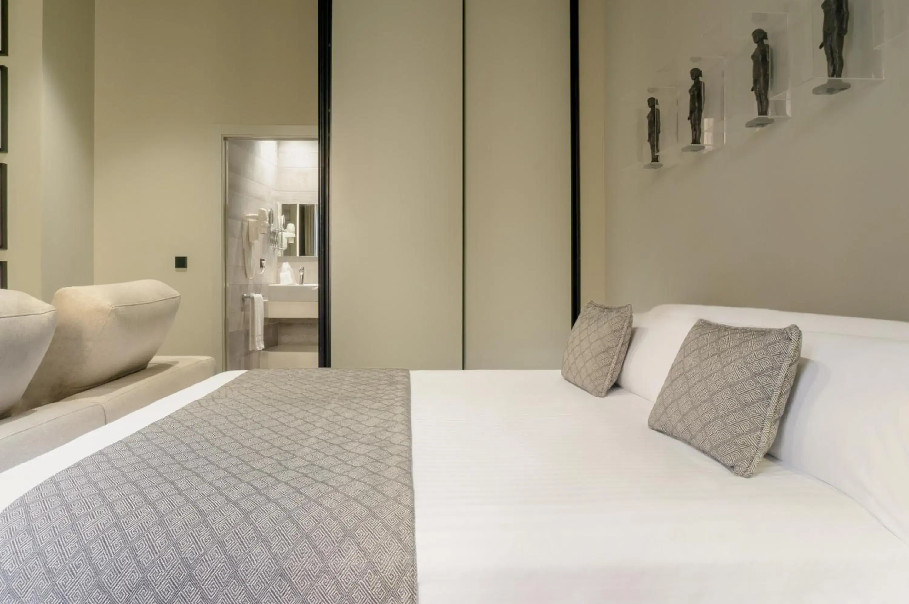 Premium Suite in The Valentia Cabillers Premium Suite in The Valentia Cabillers