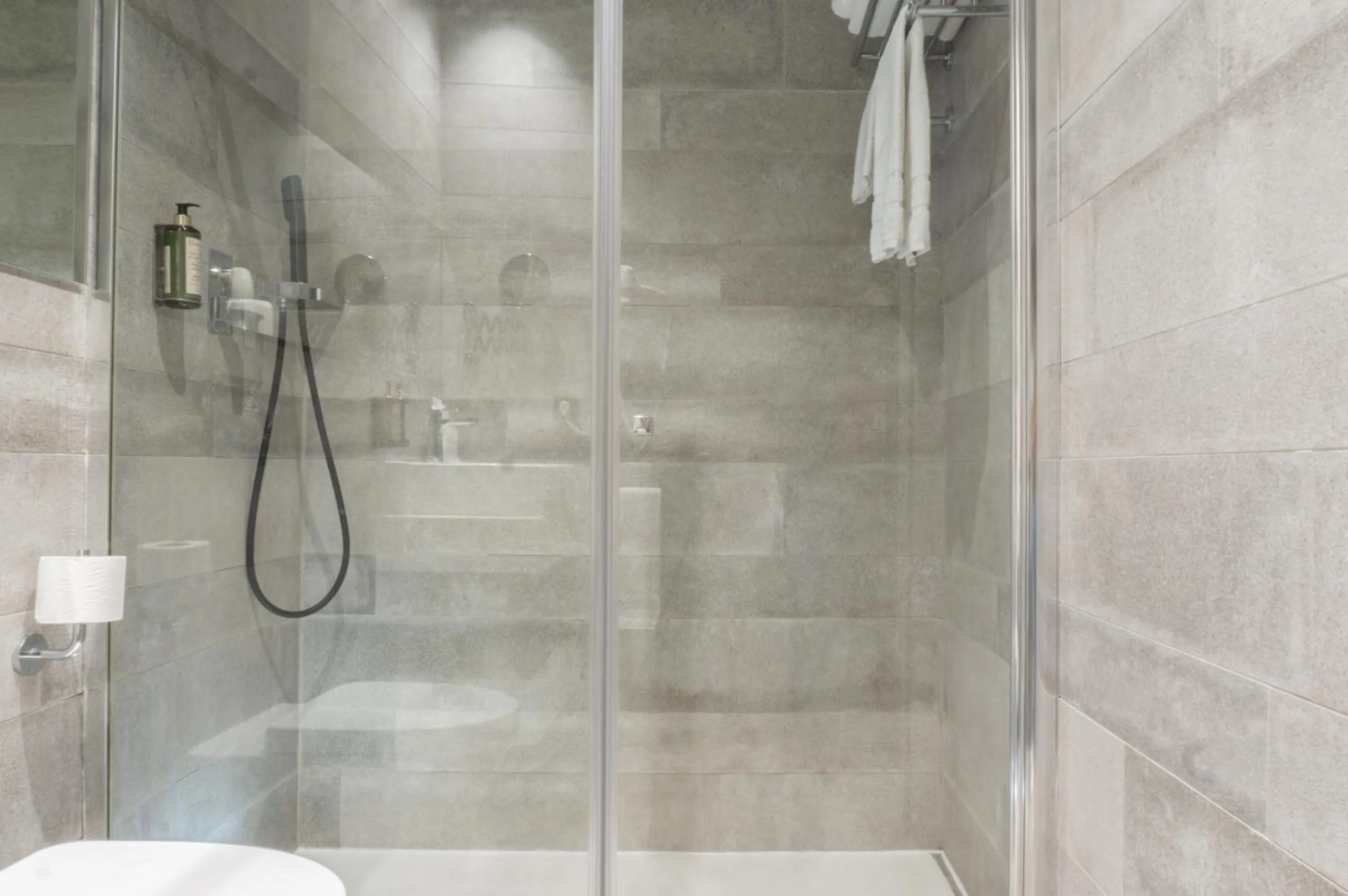 Shower in The Valentia Cabillers