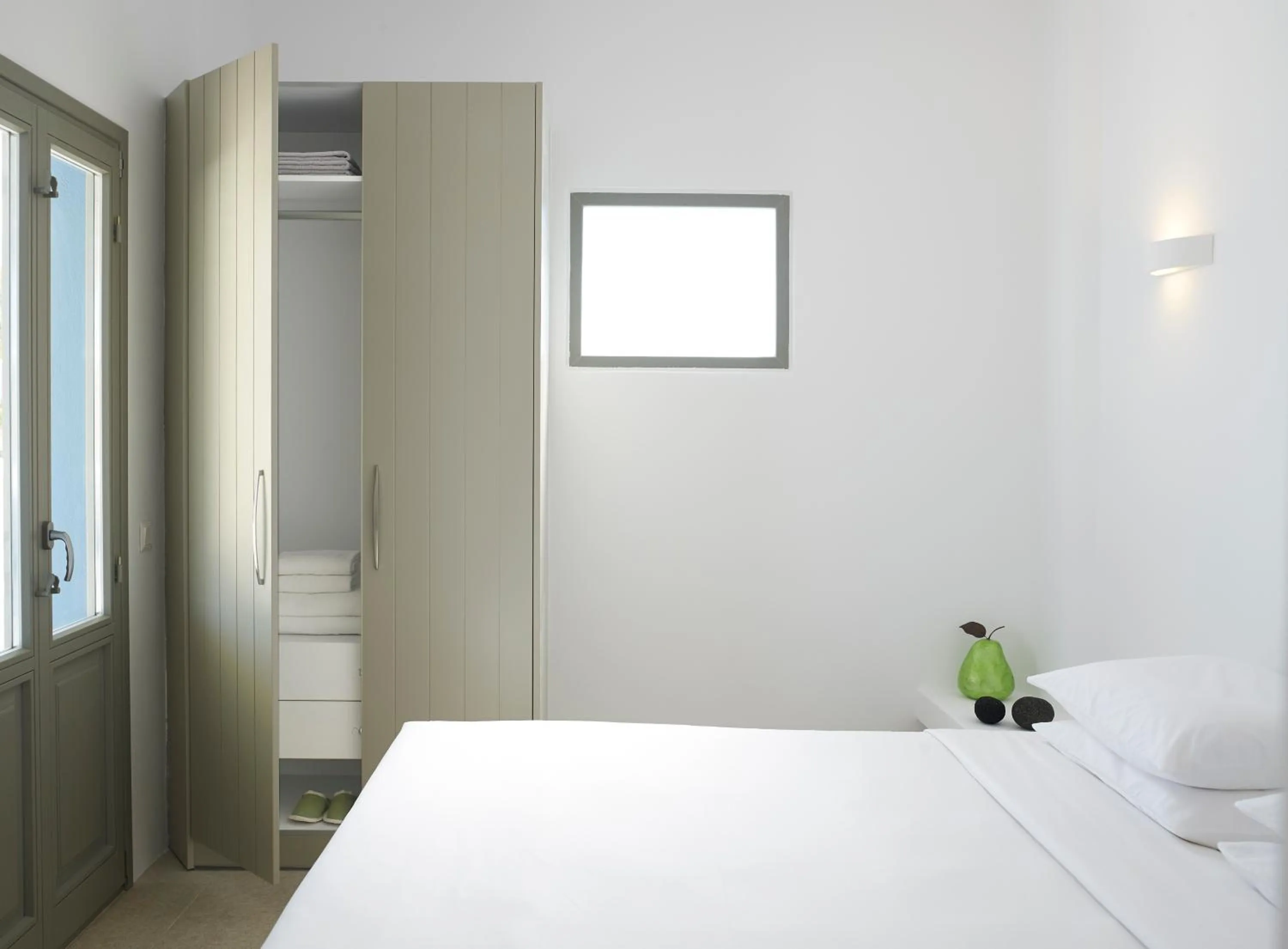 Photo of the whole room, Bed in Aurora Santorini