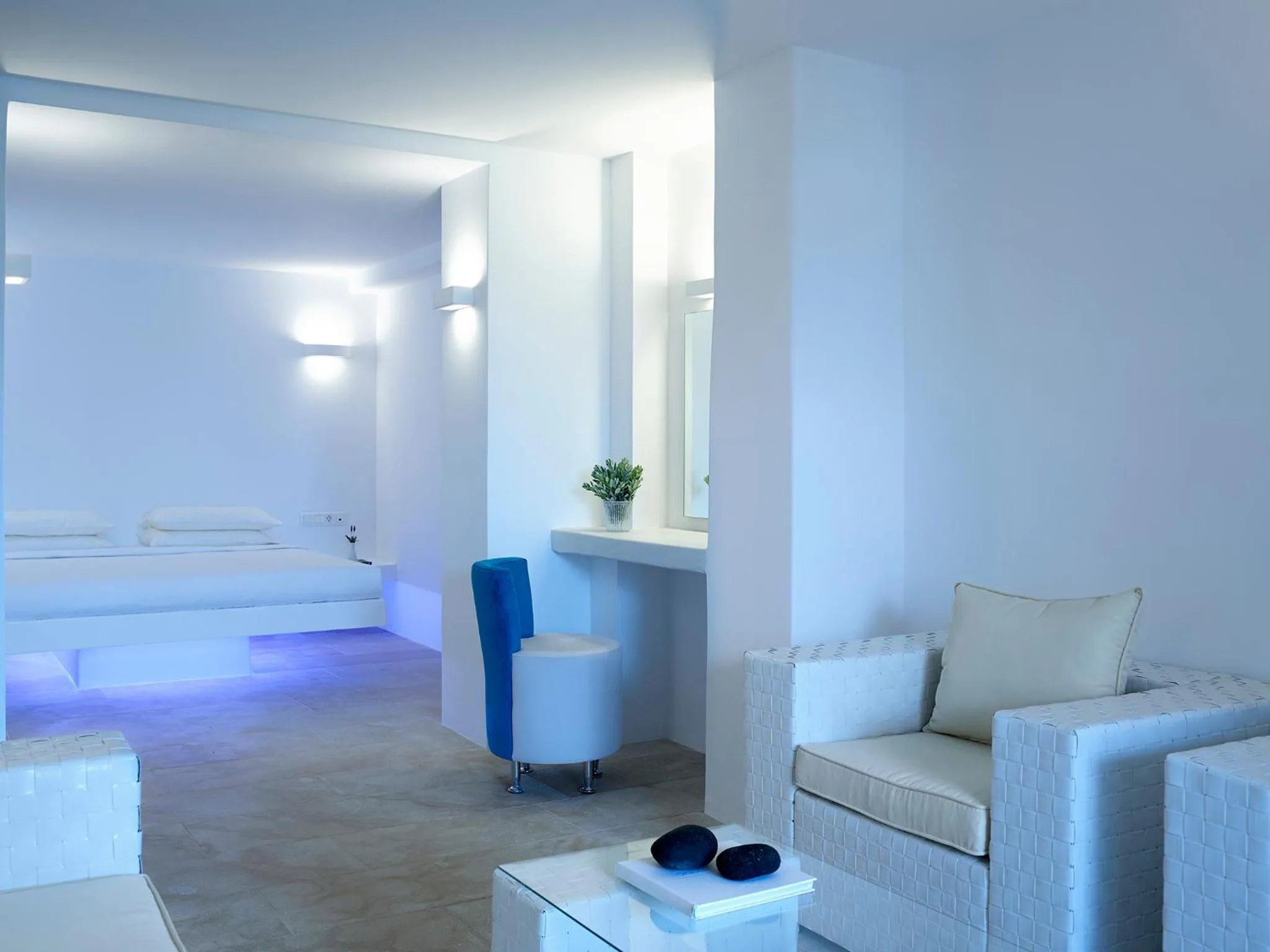 Photo of the whole room, Bed in Aurora Santorini