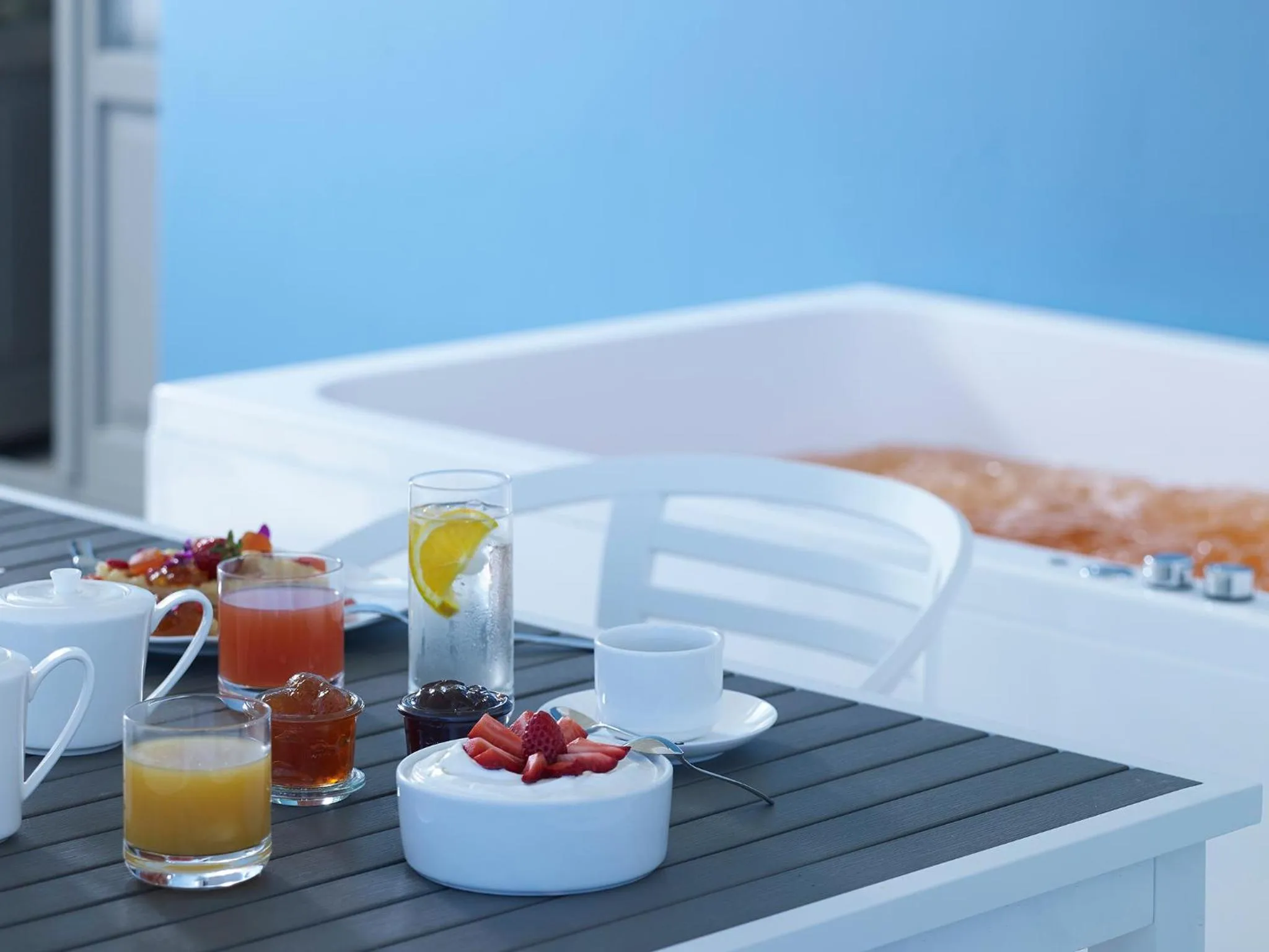 Hot Tub in Aurora Santorini