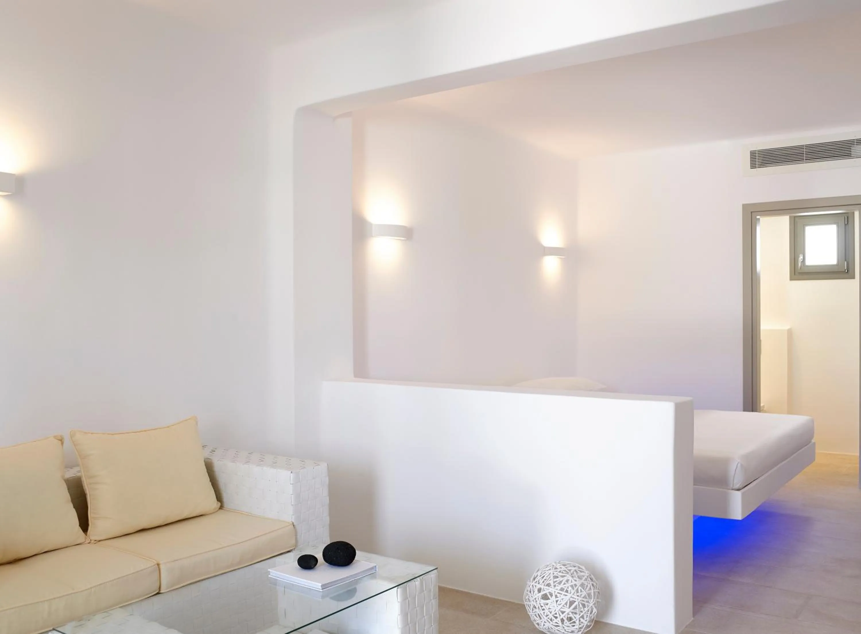 Photo of the whole room, Bed in Aurora Santorini