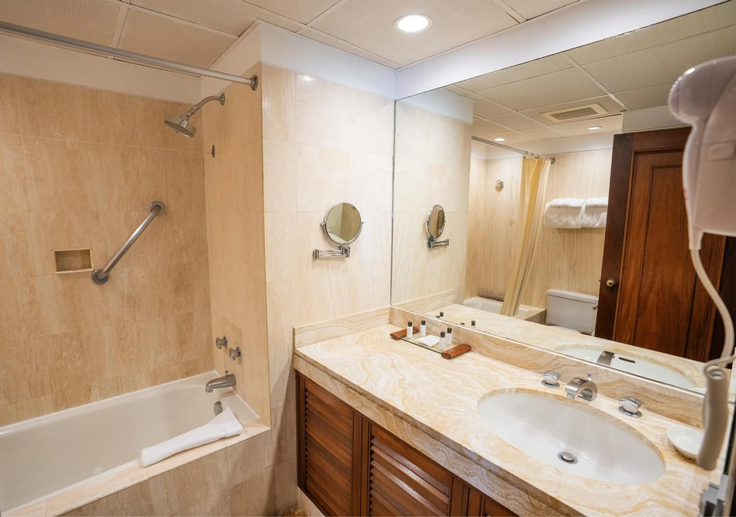 Shower in BTH Hotel Lima Golf