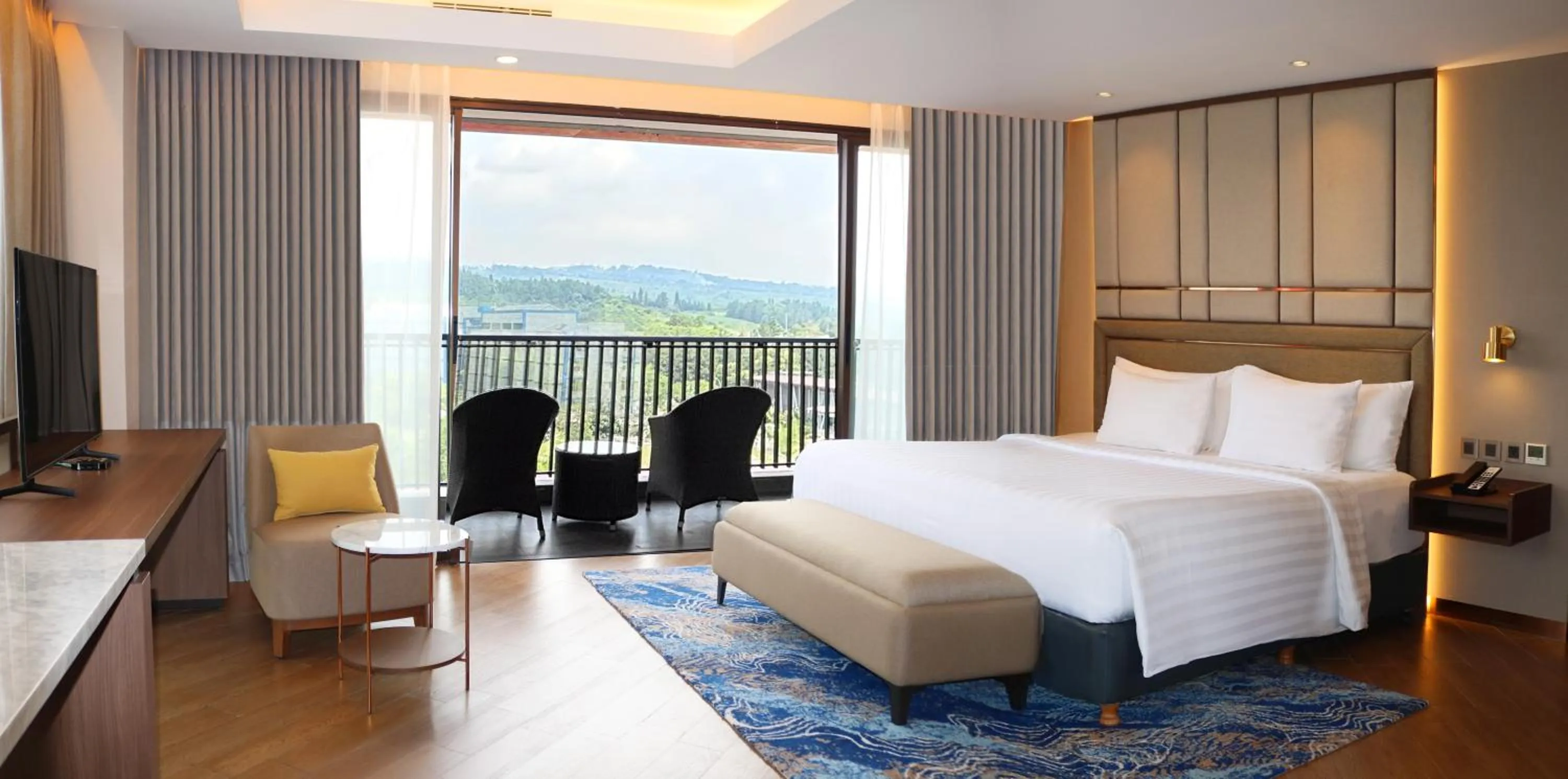 Bed in Aston Sentul Lake Resort & Conference Center