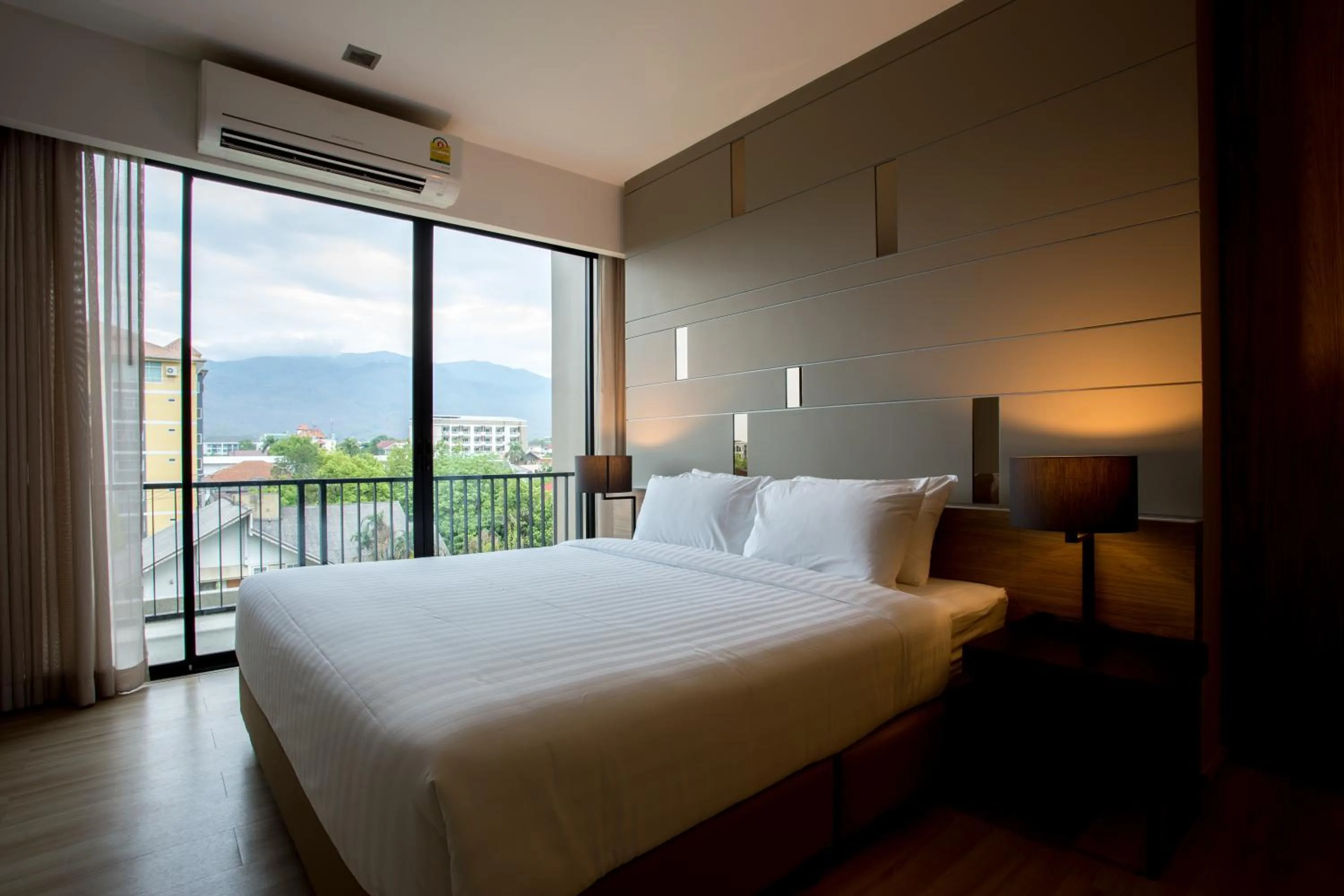 Photo of the whole room, Bed in Hyde Park Chiangmai