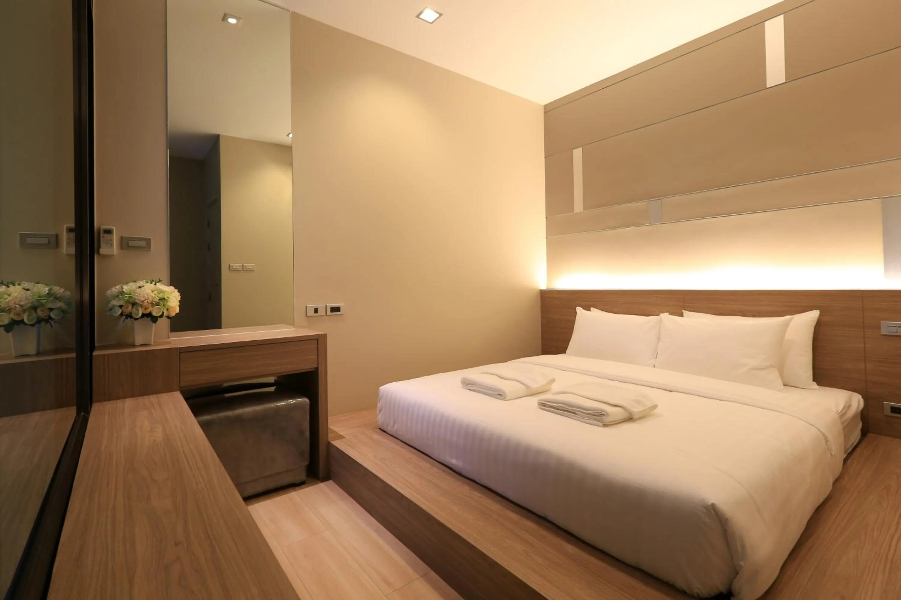 Photo of the whole room, Bed in Hyde Park Chiangmai