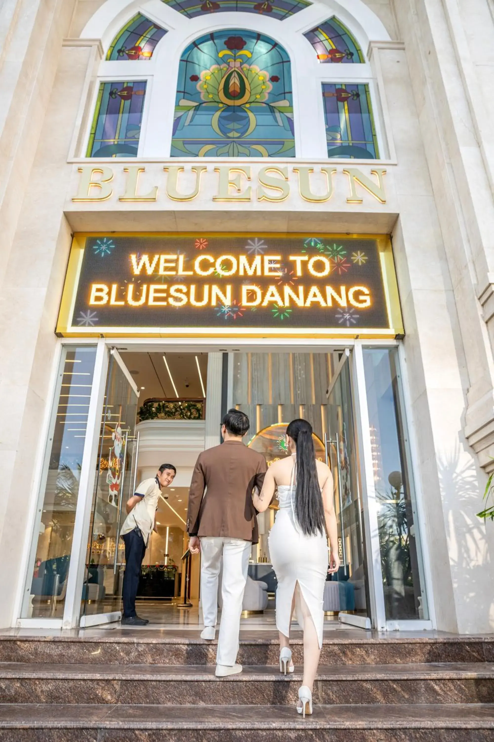 Facade/entrance in BlueSun Danang Beach Hotel Facade/entrance in BlueSun Danang Beach Hotel