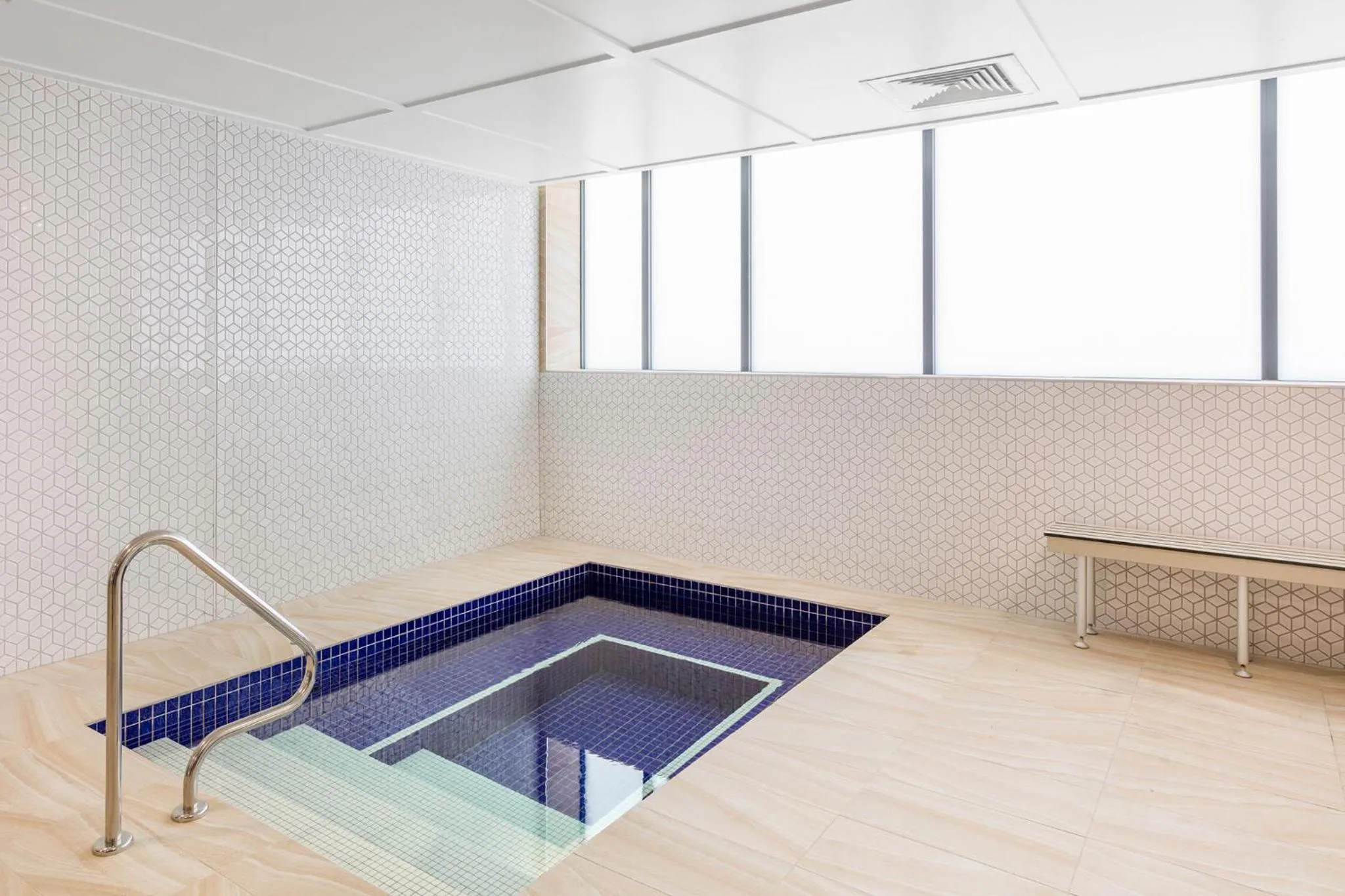 Hot Tub in Meriton Suites Mascot Central