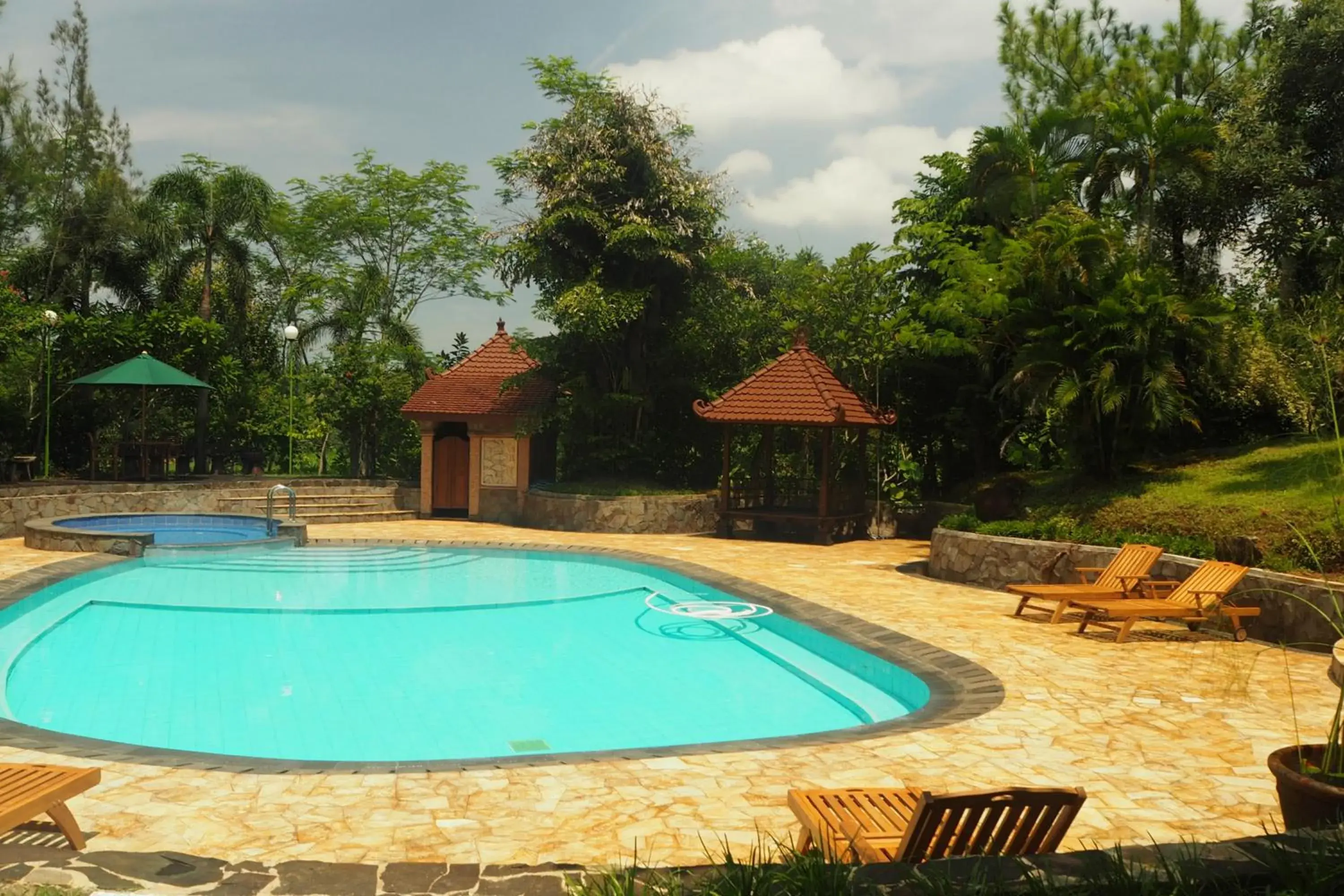 Pool view in The Gecho Inn Country Pool view in The Gecho Inn Country
