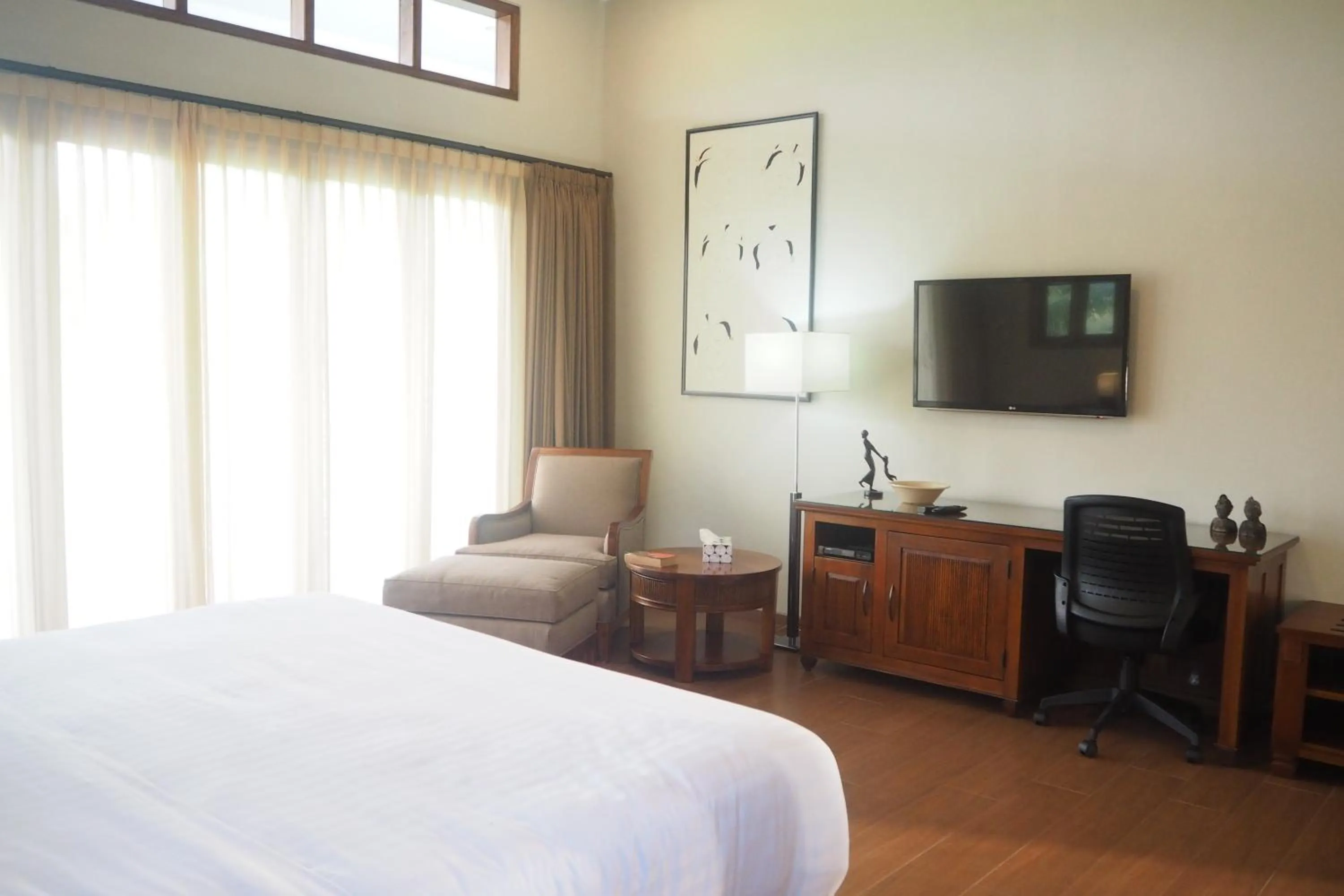 Seating area, Bed in The Gecho Inn Country