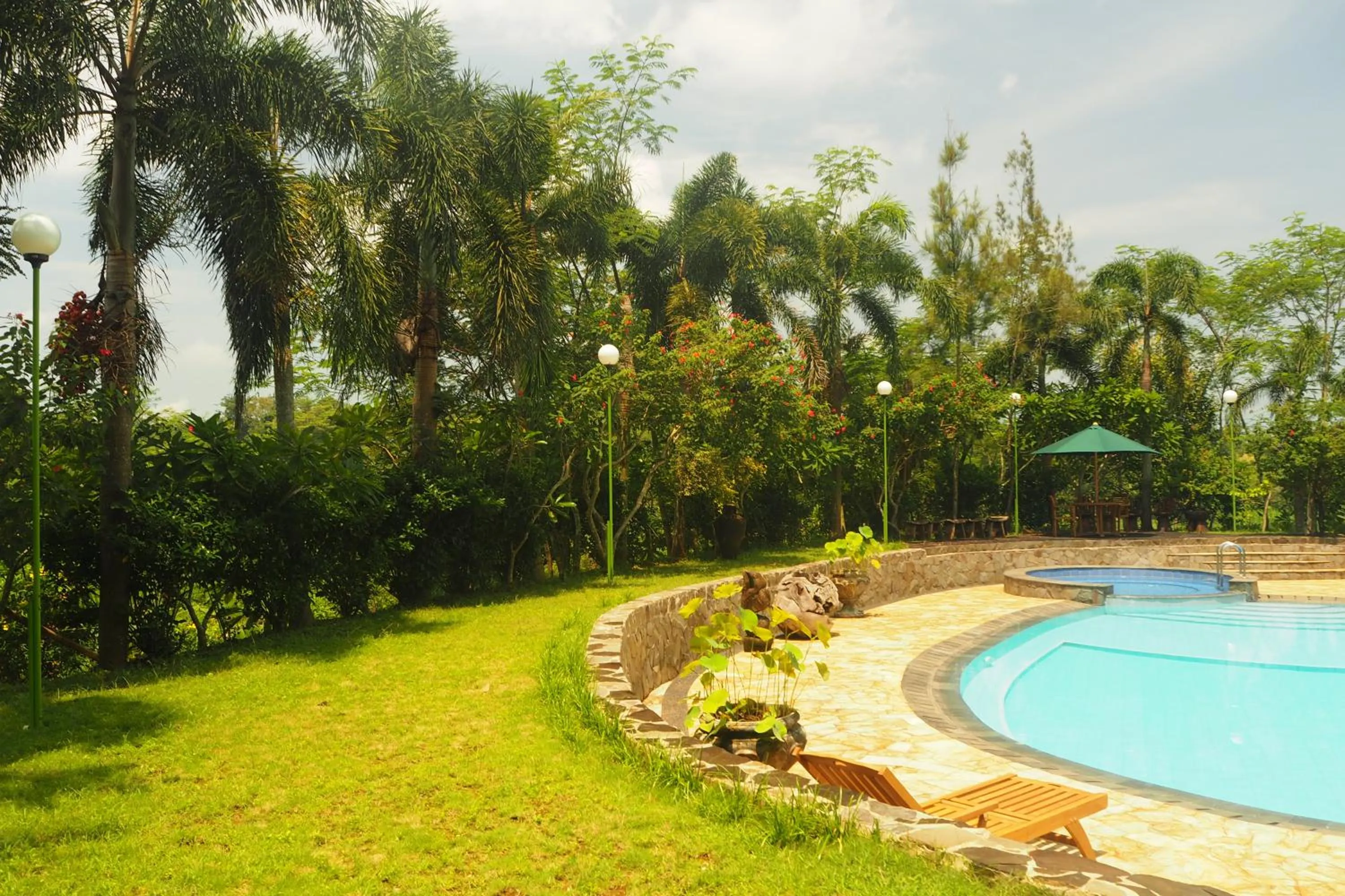 Swimming pool in The Gecho Inn Country