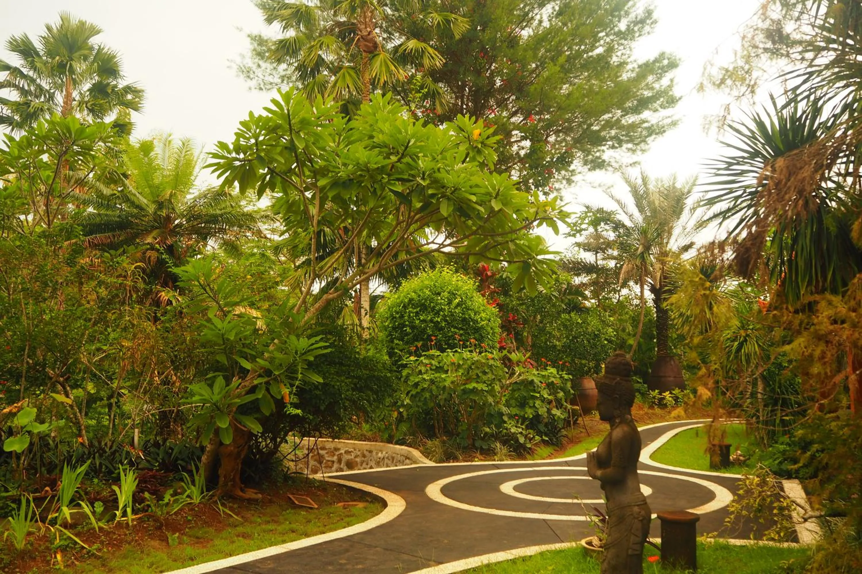 Garden view in The Gecho Inn Country
