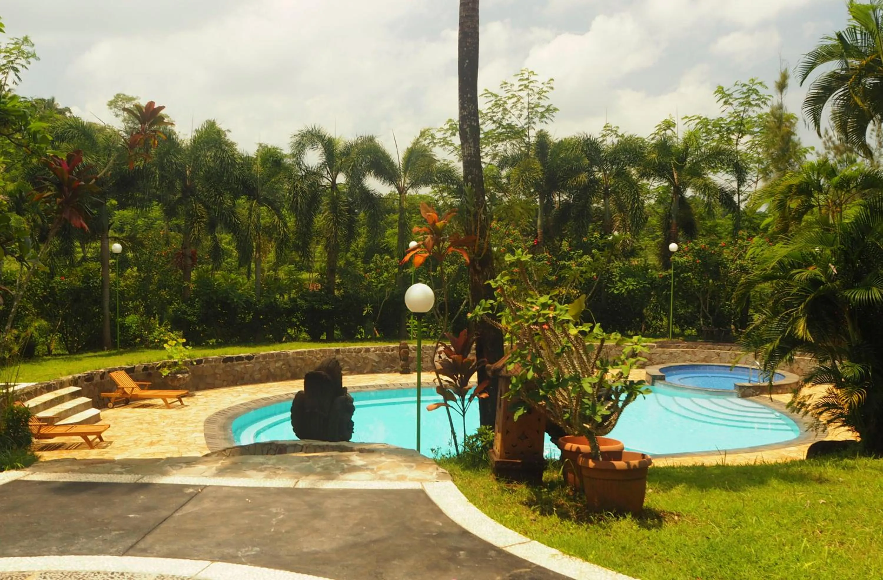 Pool view in The Gecho Inn Country