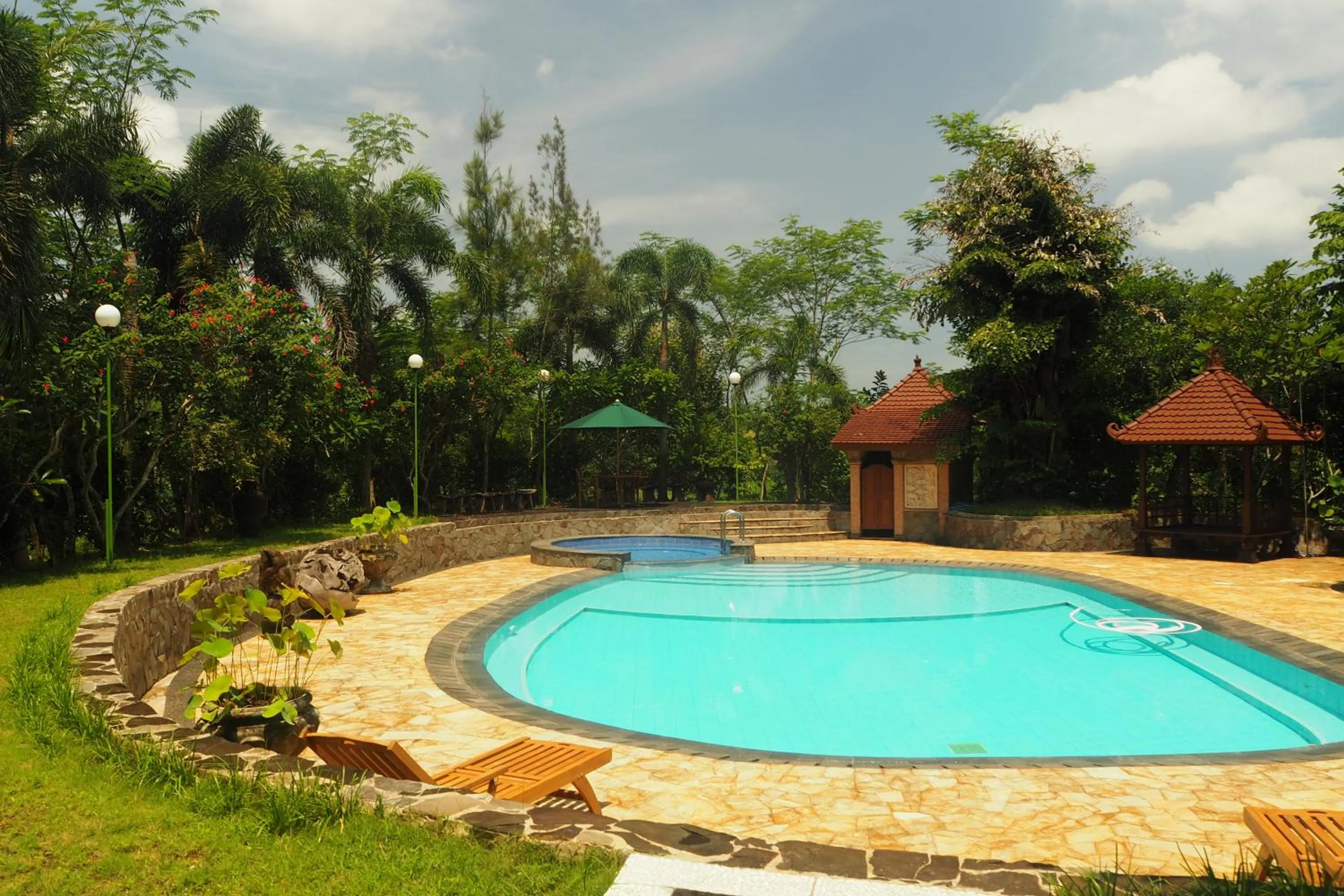 Swimming pool in The Gecho Inn Country
