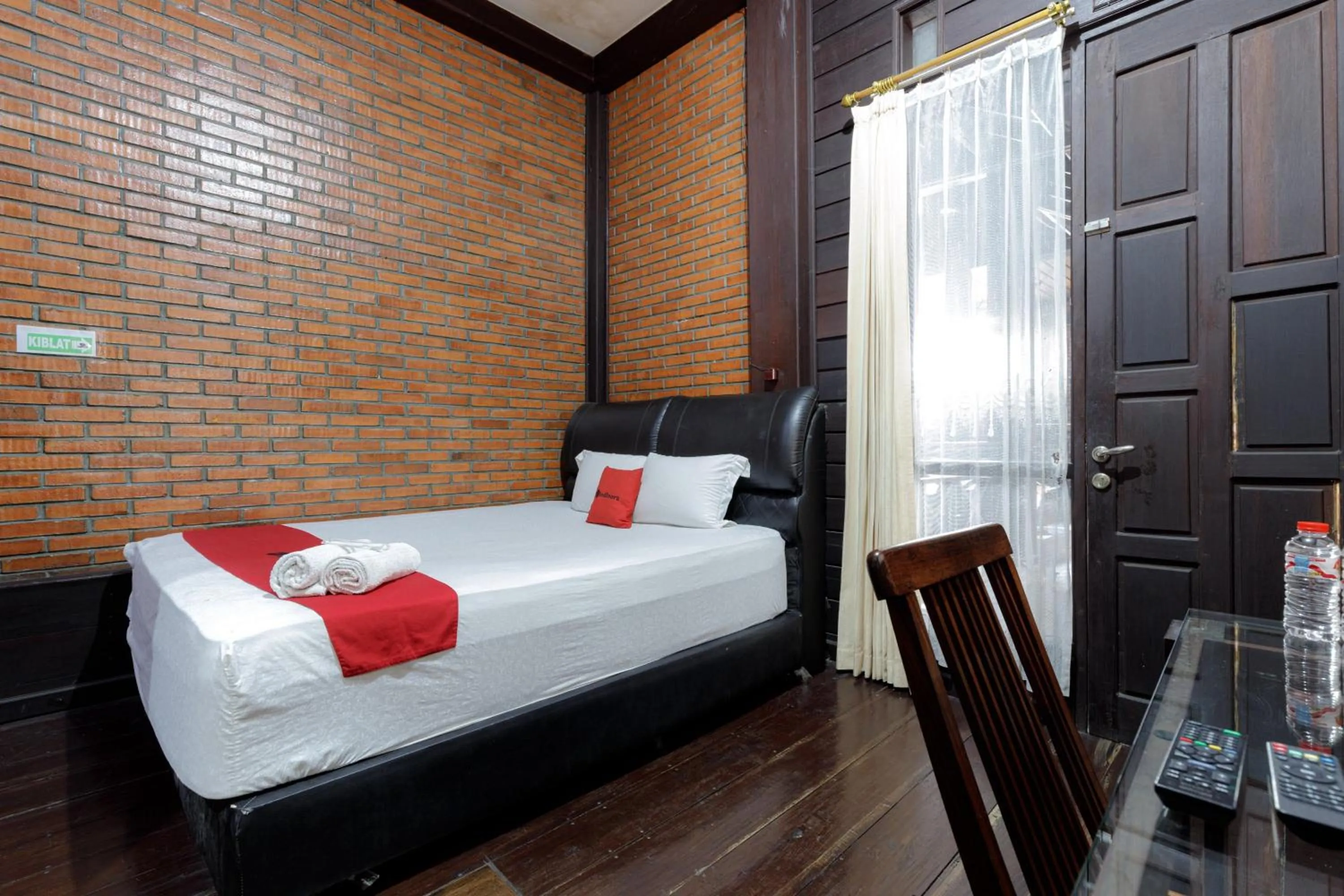 Bedroom, Bed in RedDoorz @ Cilandak Timur