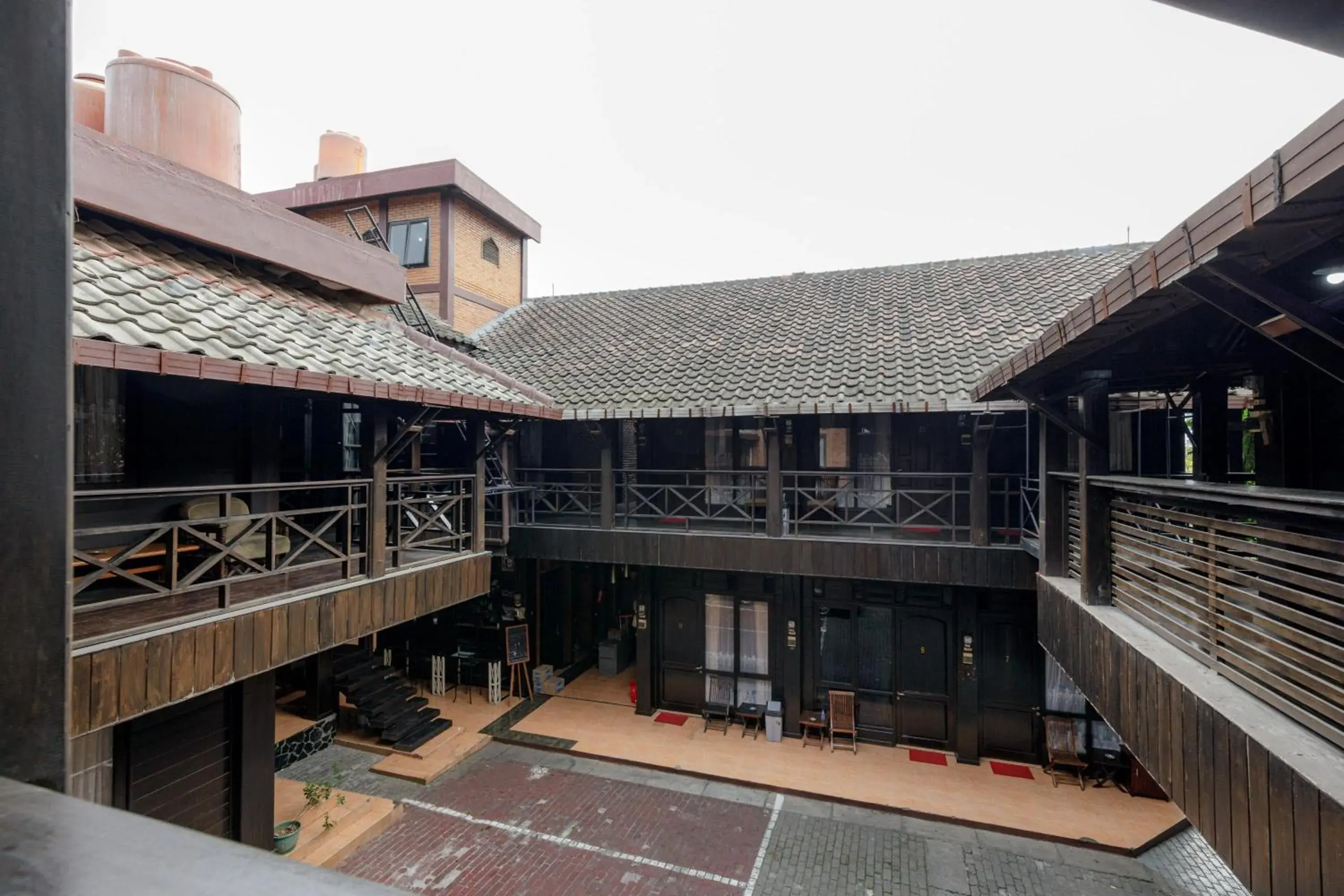 Facade/entrance in RedDoorz @ Cilandak Timur Facade/entrance in RedDoorz @ Cilandak Timur