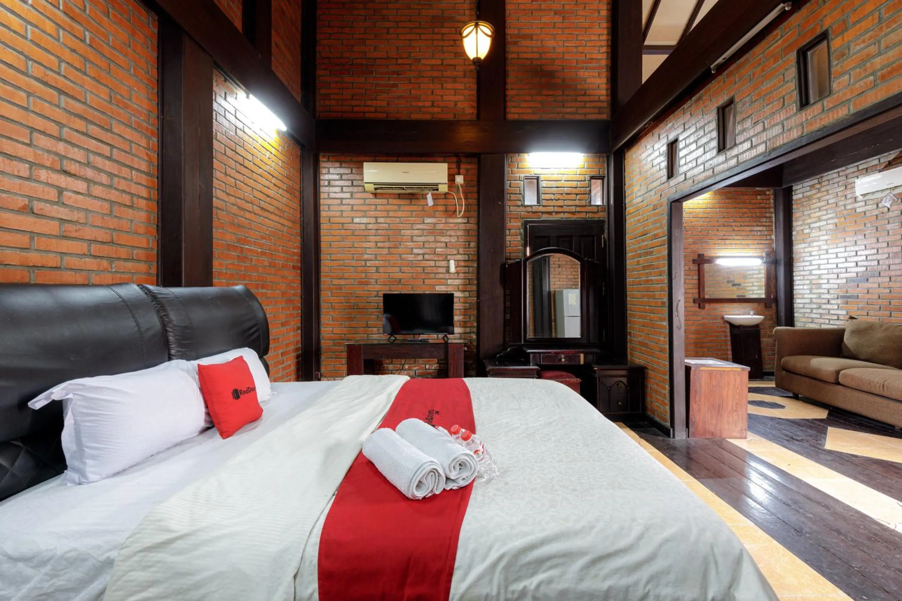 Bedroom, Bed in RedDoorz @ Cilandak Timur