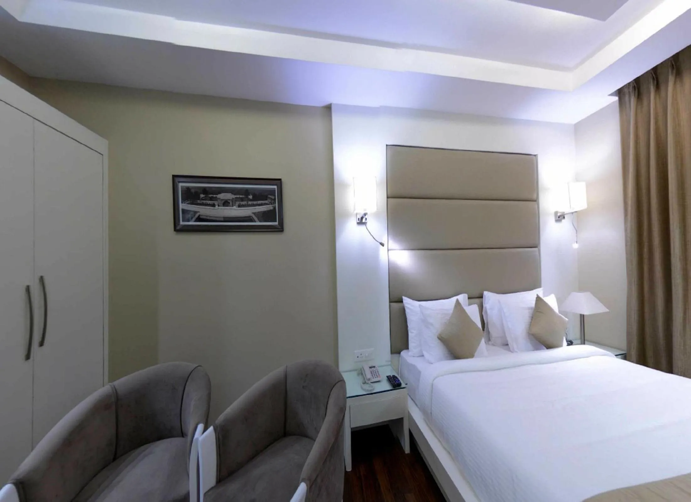 Photo of the whole room, Bed in Clarks inn srinagar